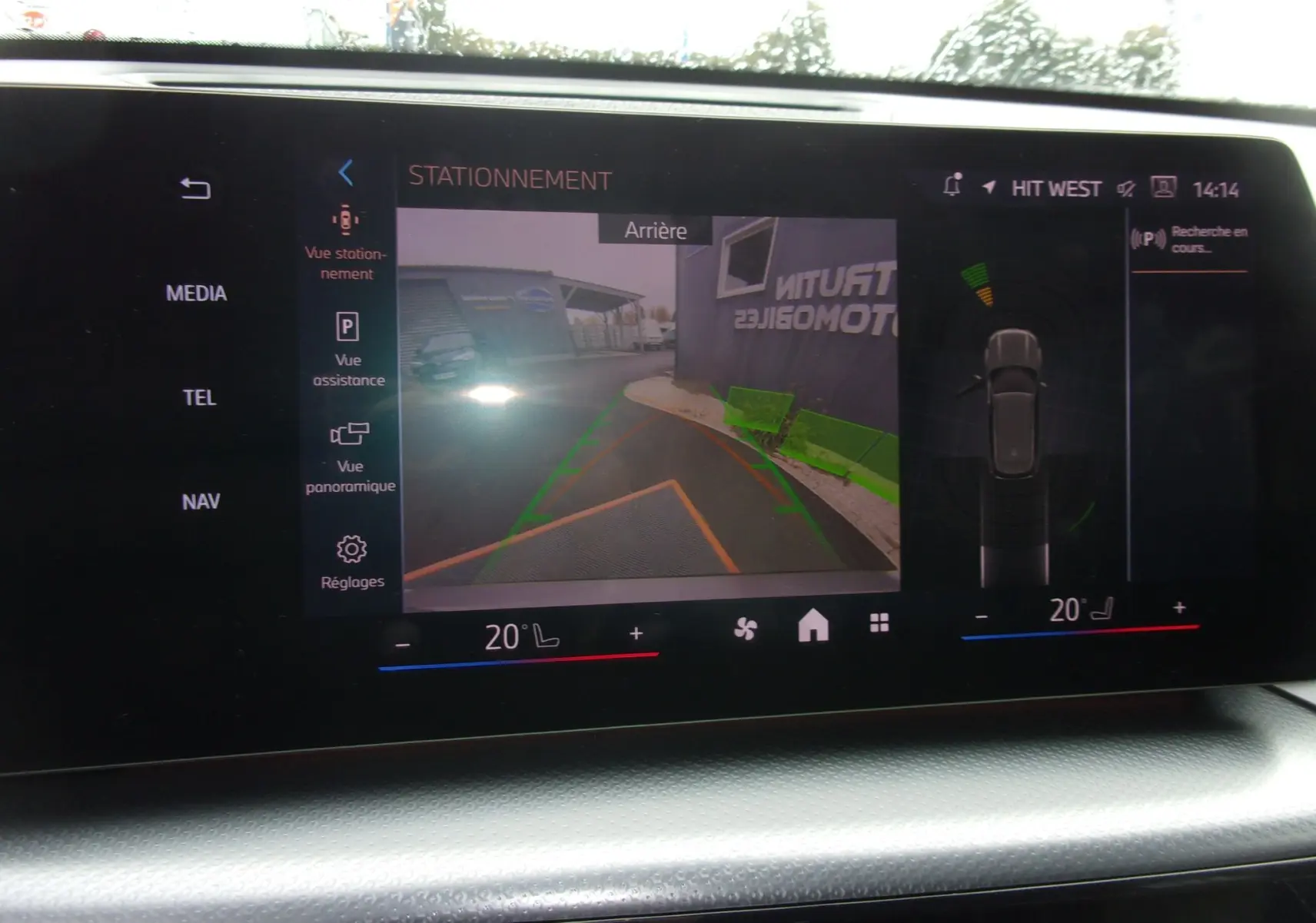 Écran intérieur de BMW X1 2024 montrant la caméra de recul avec guidage de stationnement et affichage des capteurs.