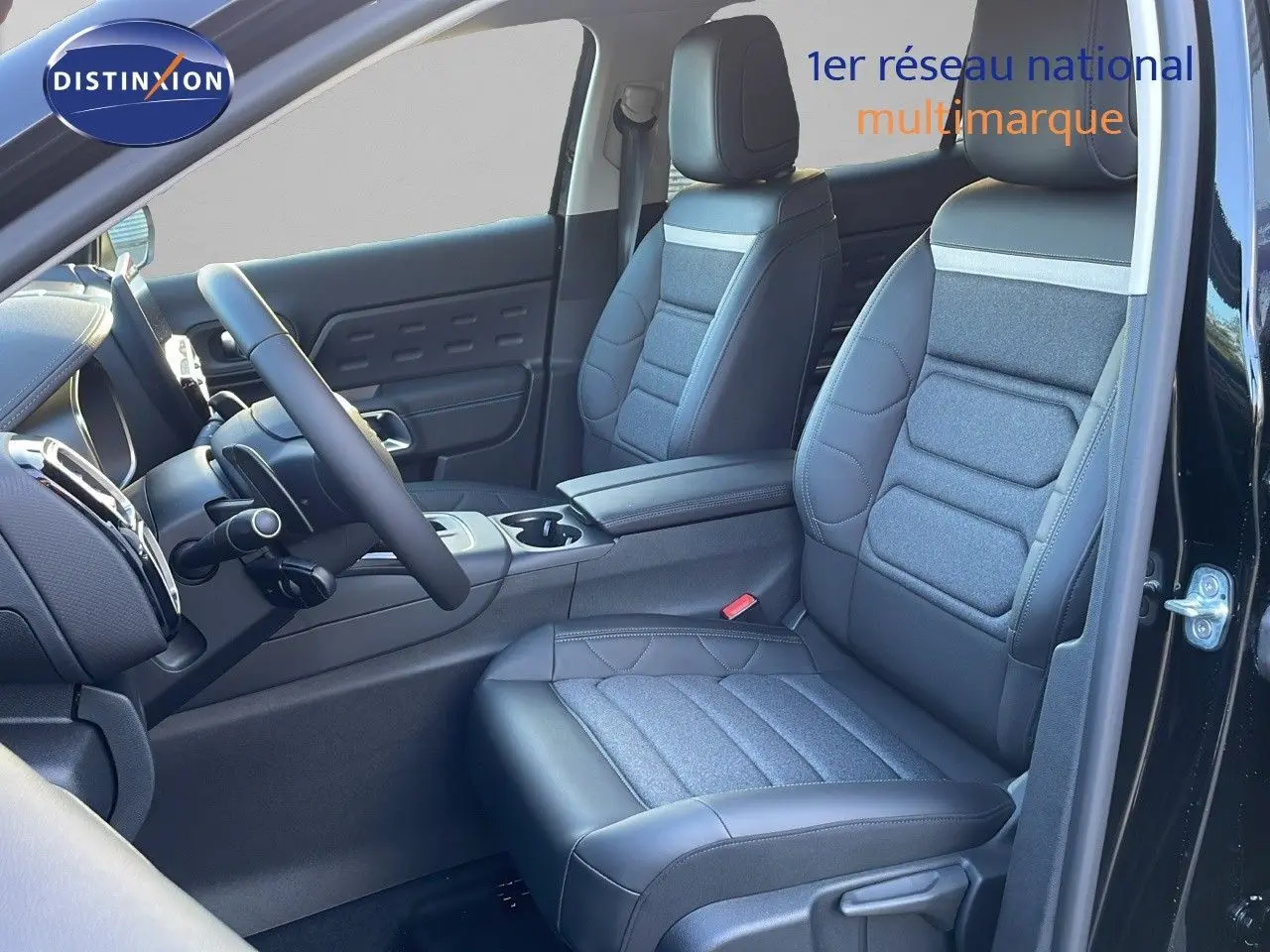 Intérieur avant du Citroën C5 Aircross noir perla metal, sièges cuir et tissu gris, volant et console centrale visibles.