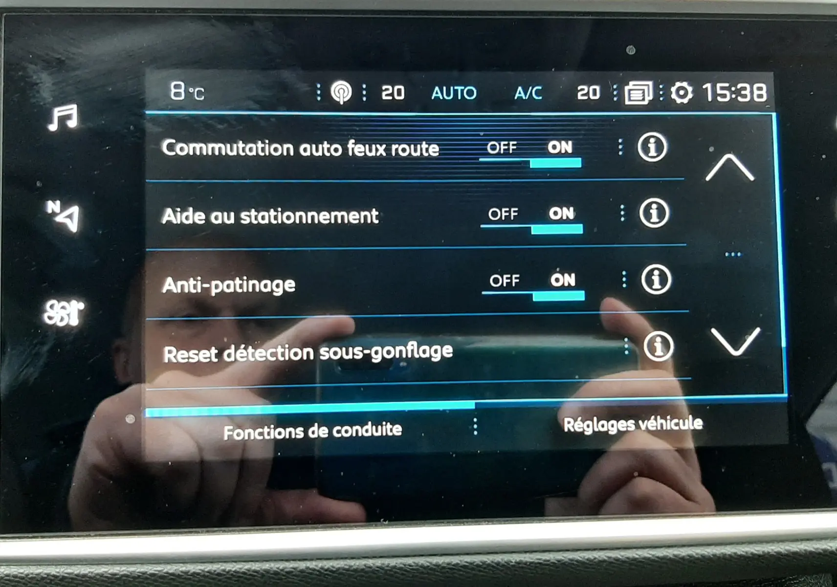 Écran tactile central de la Peugeot 308 SW 1.2 PureTech 110ch Road Trip affichant les réglages d'aide à la conduite et climatisation.