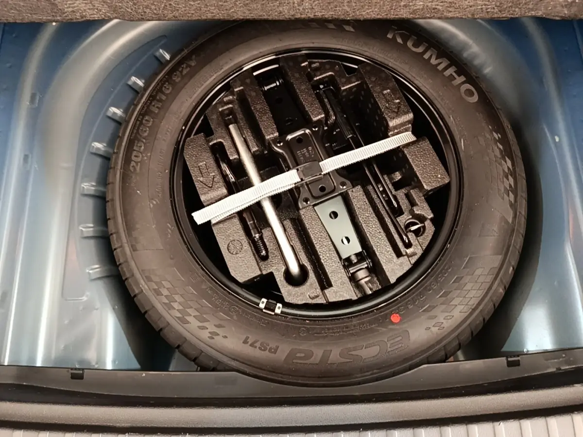 Gros plan sur la roue de secours et les outils de bord dans le coffre d'une Skoda Octavia 2024, couleur non visible.