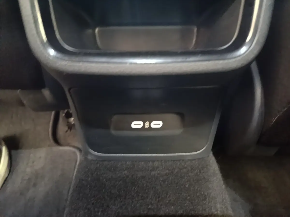 Prise USB arrière double en gros plan dans l’habitacle noir de la Skoda Octavia 2024 hybride.