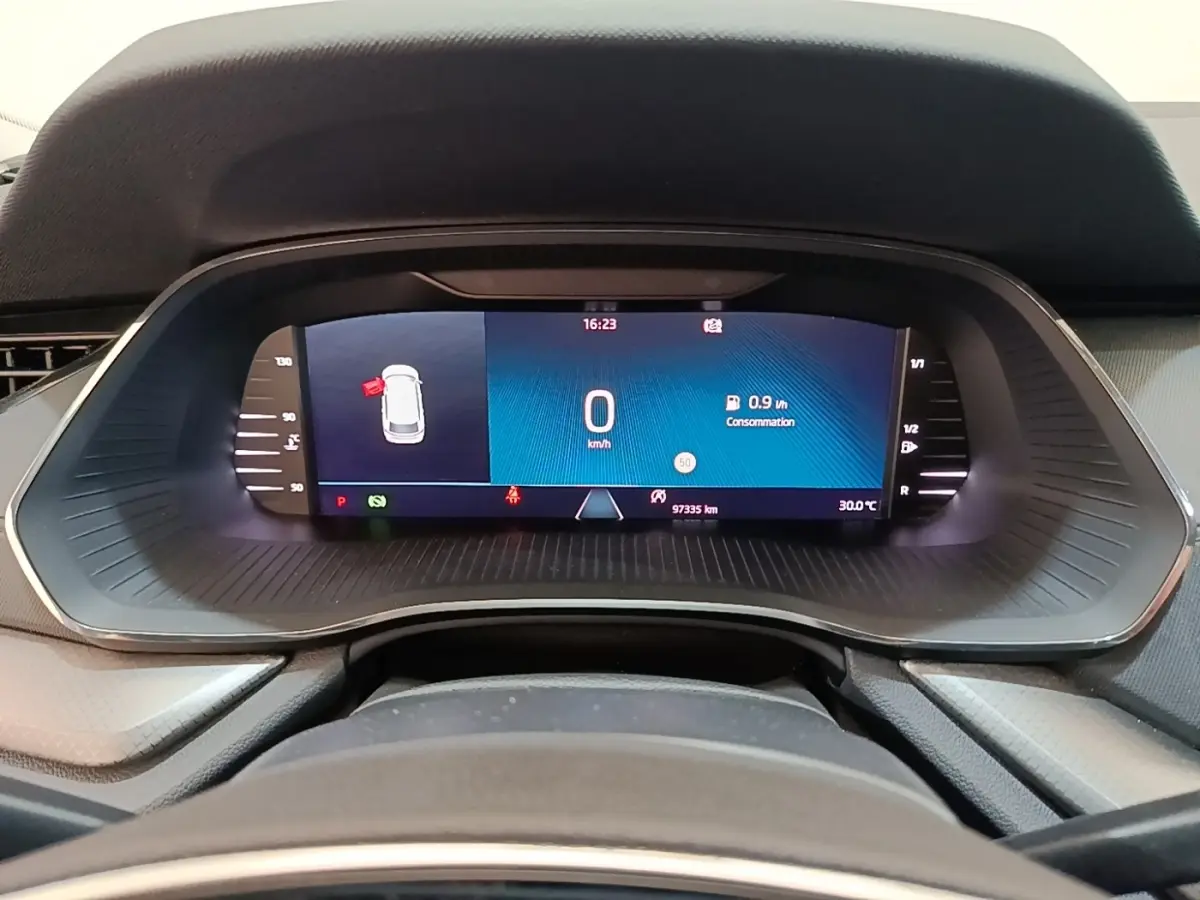 Vue rapprochée du combiné d'instruments numérique de la Skoda Octavia 2024, affichage multifonctions clair et moderne.