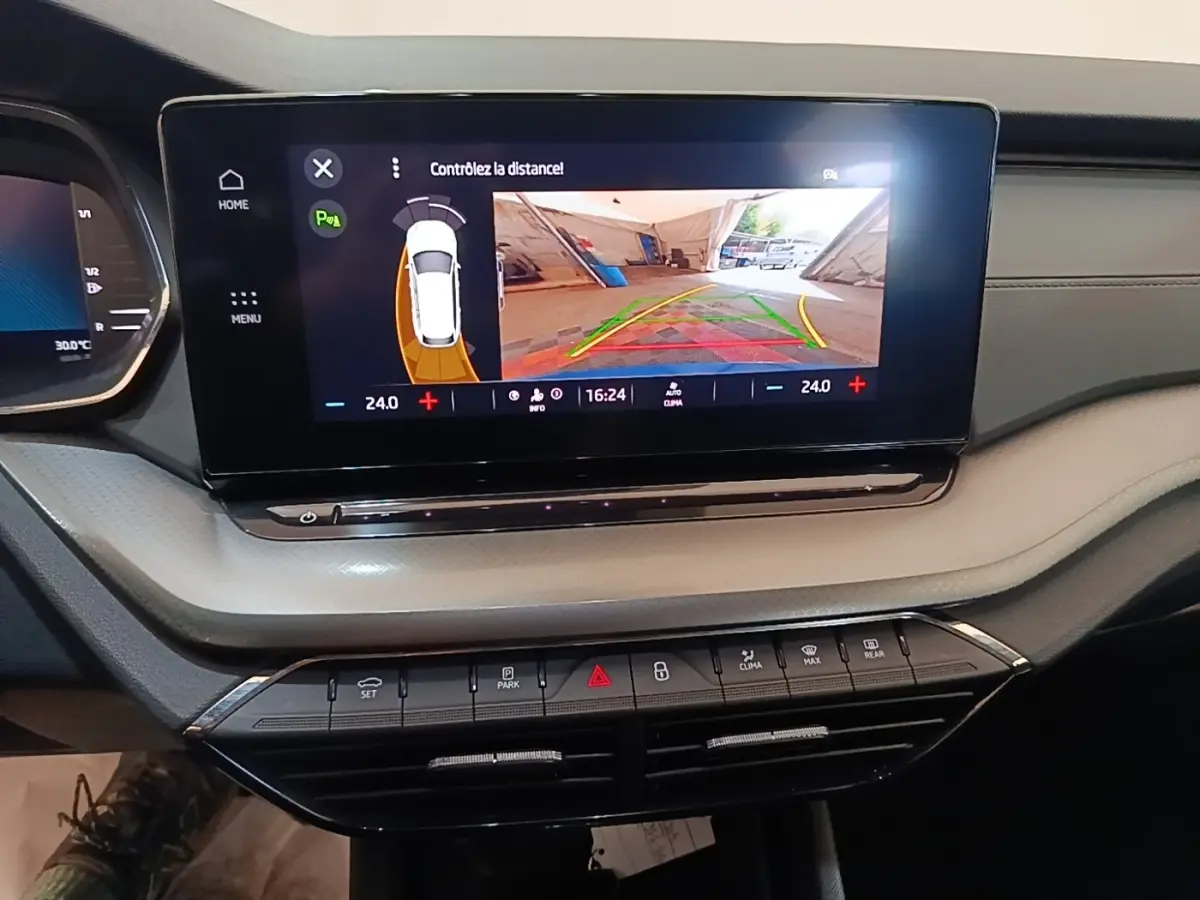 Écran tactile central de la Skoda Octavia 2024 affichant la caméra de recul et les commandes climatisation.