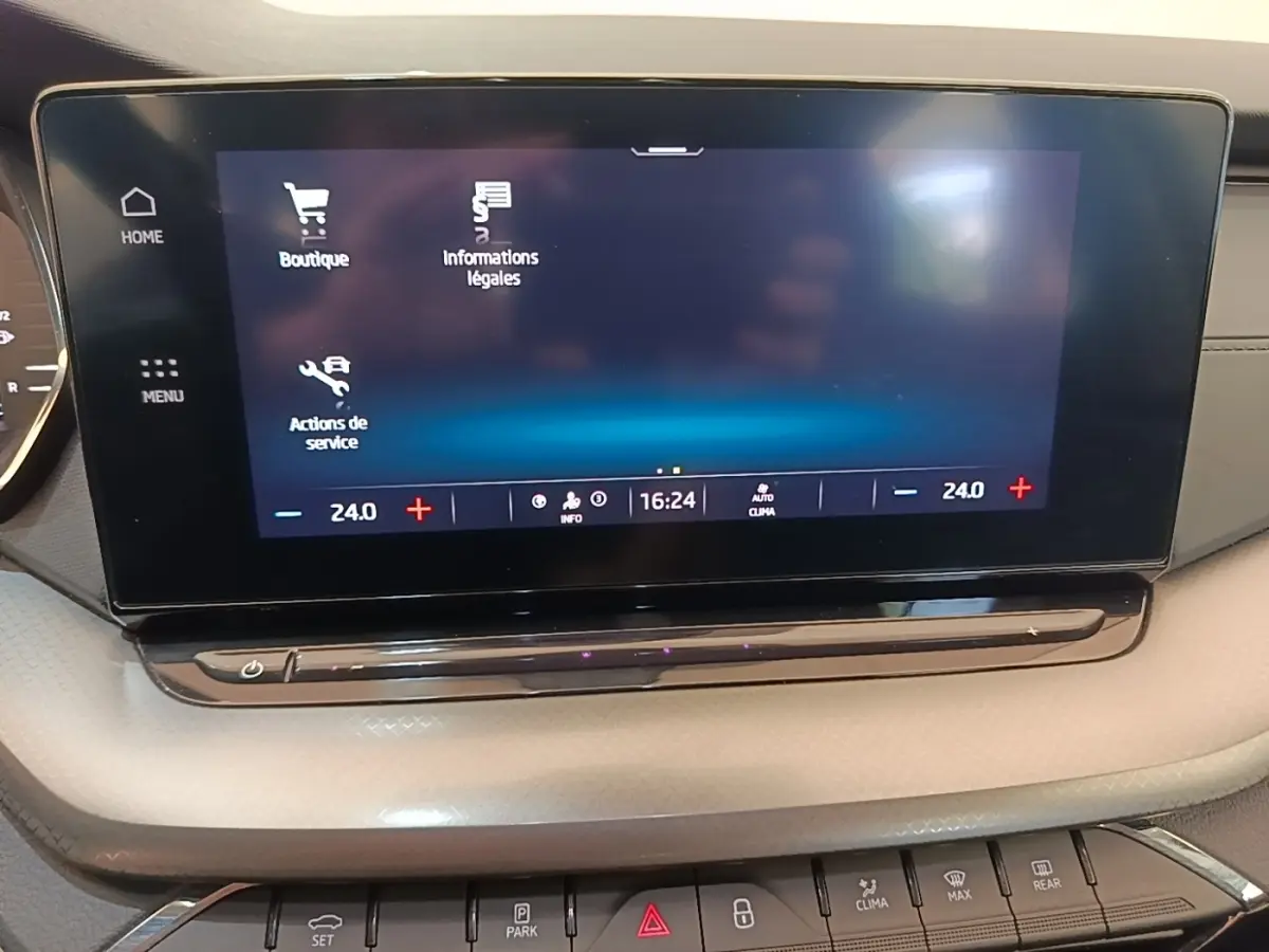 Écran tactile central noir affichant le menu de la Skoda Octavia 2024, vue rapprochée de l'intérieur.