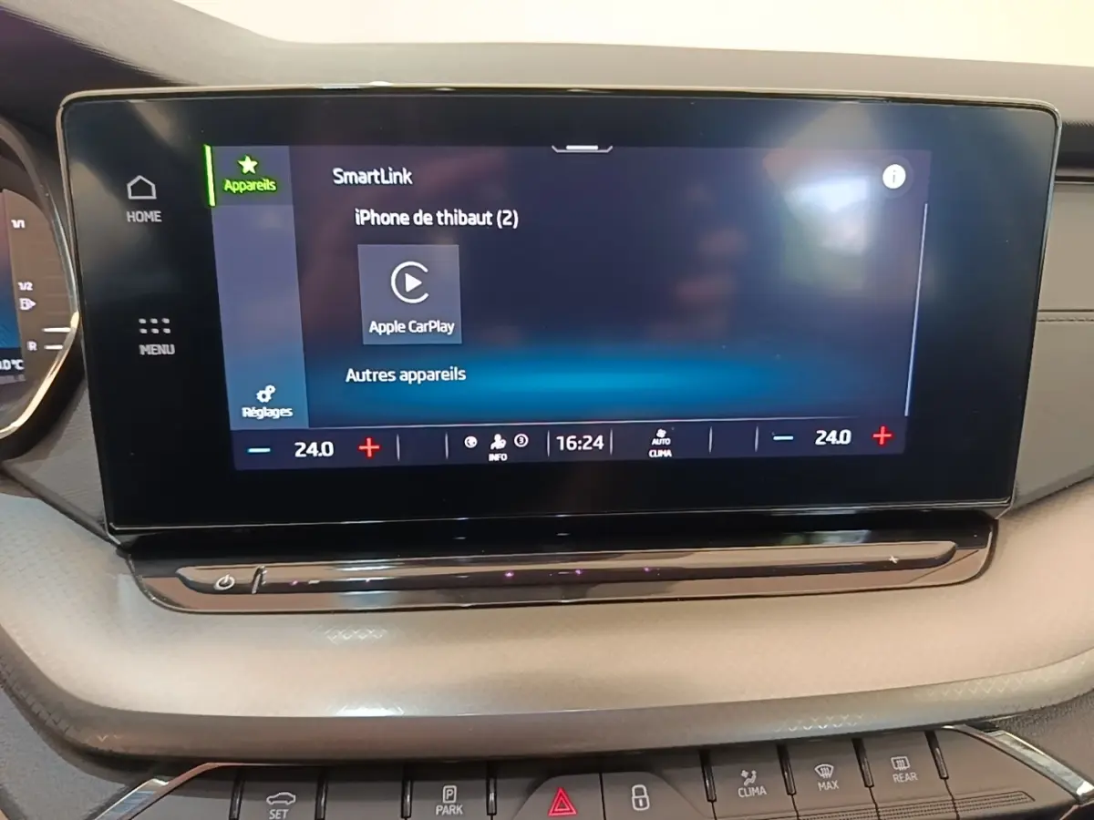 Écran tactile central de la Skoda Octavia 2024 affichant Apple CarPlay, avec commandes climatisation intégrées en dessous.