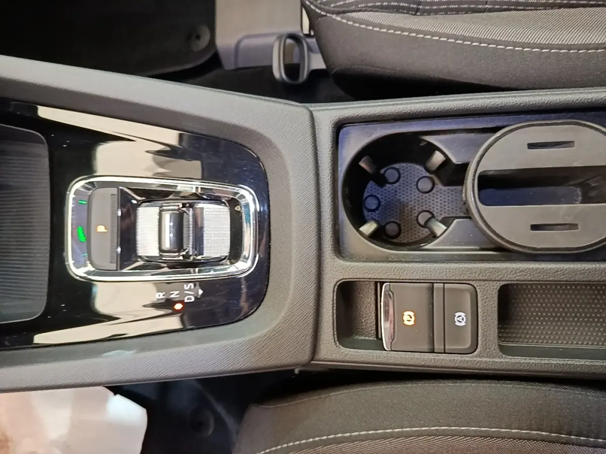 Vue plongeante sur la console centrale noire de la Skoda Octavia 2024 avec boîte auto et commandes électriques du frein à main.