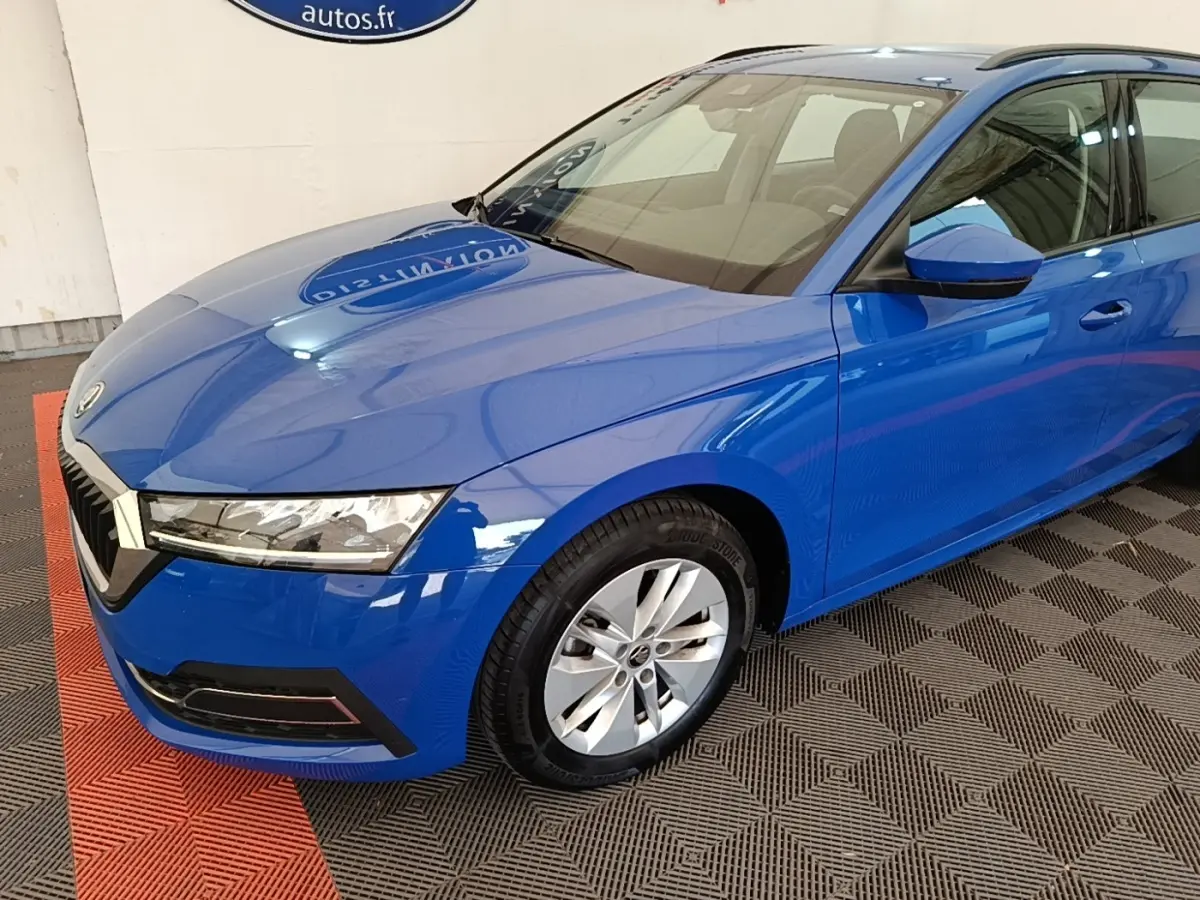 Vue 3/4 avant droite d'une Skoda Octavia 2024 bleu vif avec phares LED et jantes alliage argentées.