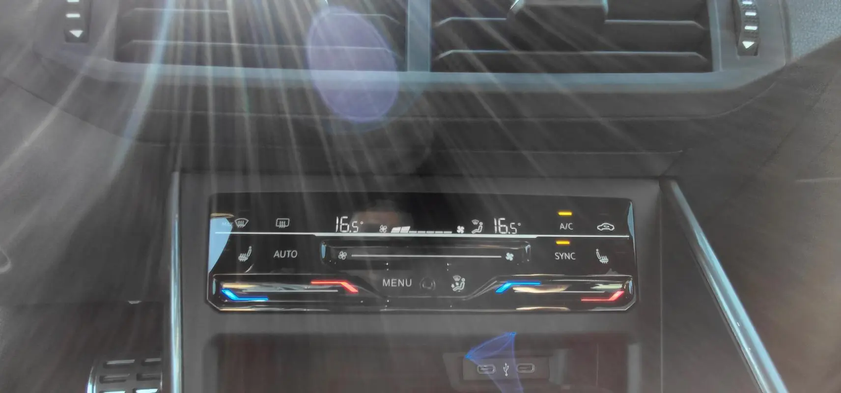 Gros plan sur la console centrale de la Volkswagen Polo 2024, affichant la climatisation automatique avec réglages numériques.