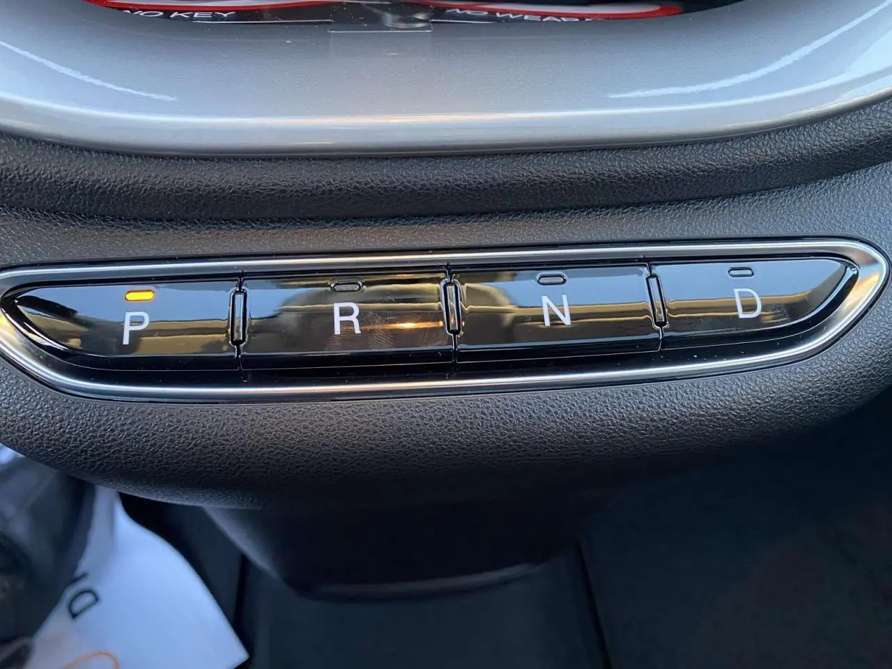 Sélecteur de boîte automatique en boutons P, R, N, D dans l’habitacle d’une Fiat 500 électrique noire 2022.