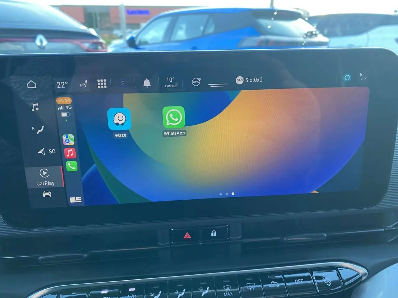 Écran tactile central affichant les applications Waze et WhatsApp dans une FIAT 500 électrique 2022, vue intérieure.
