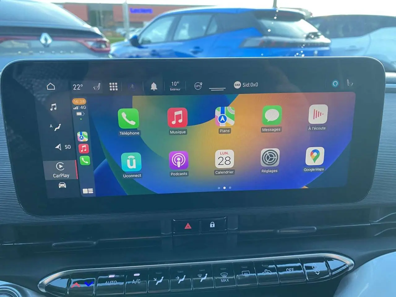 Écran tactile central affichant l'interface Apple CarPlay dans l'habitacle d'une FIAT 500 électrique noire.