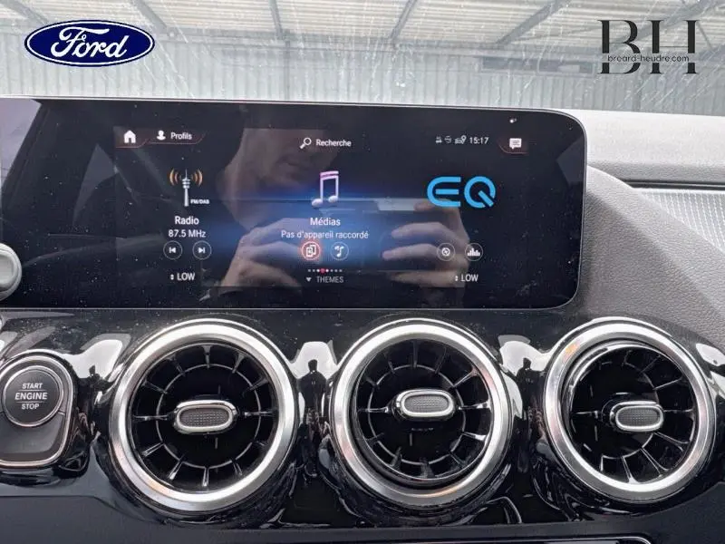 Tableau de bord noir brillant avec trois aérateurs ronds chromés et écran tactile multimédia Mercedes GLA 250 e.