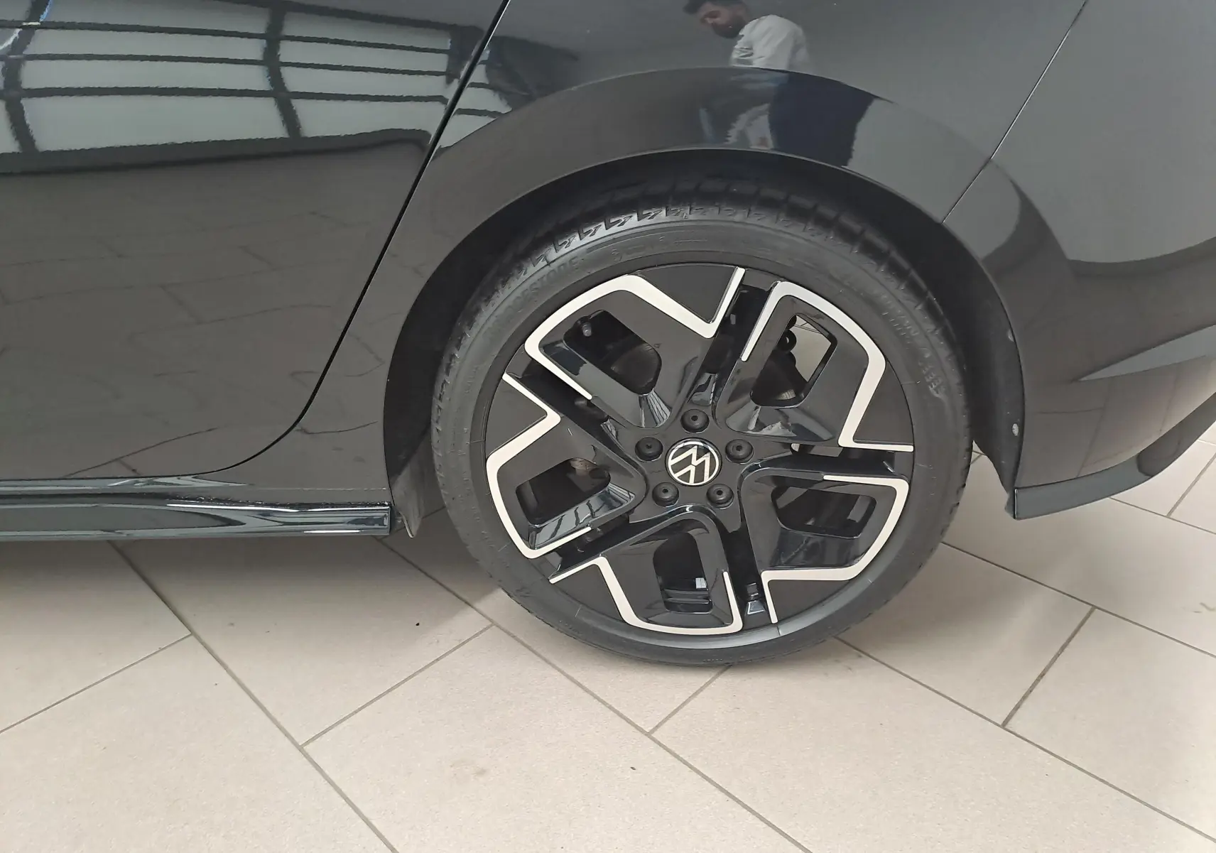 Gros plan sur la jante alliage 18'' York noire et argentée du côté arrière droit d'une Volkswagen Golf noir grenadille.
