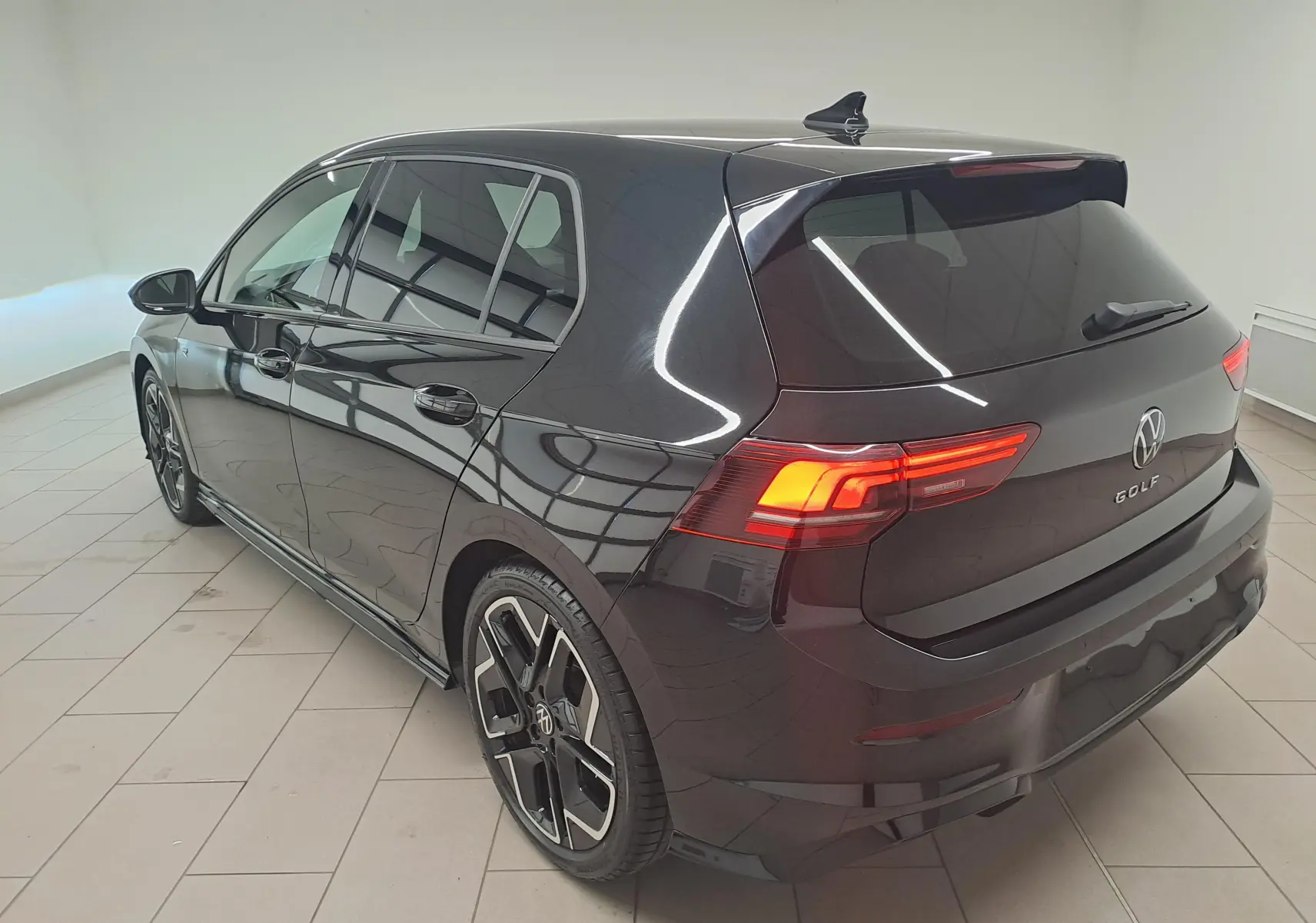 Vue 3/4 arrière droite d'une Volkswagen Golf 2.0 TDI 150 DSG7 R Line noire grenadille avec jantes alliage 18'' York.