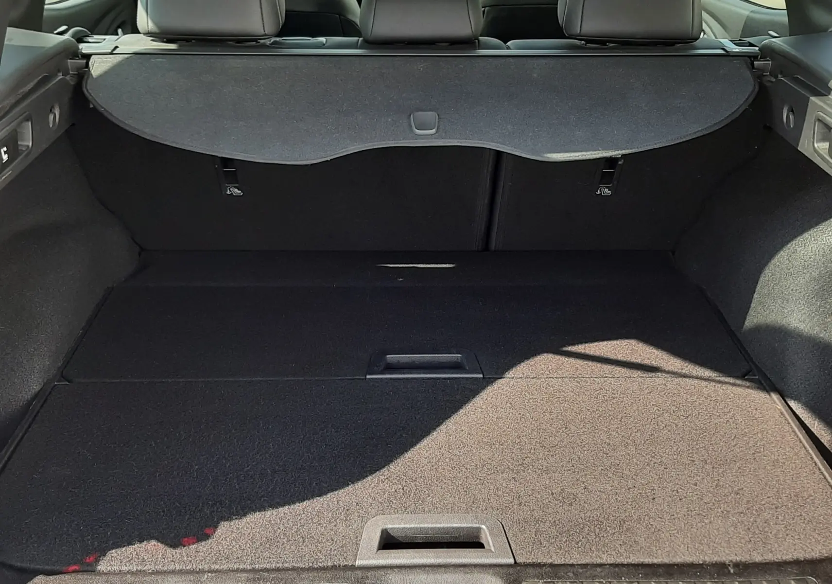 Coffre ouvert vu de l'arrière d'un Renault Kadjar 1.5 DCI 115 Intens EDC 2020, intérieur noir, sans chargement visible.