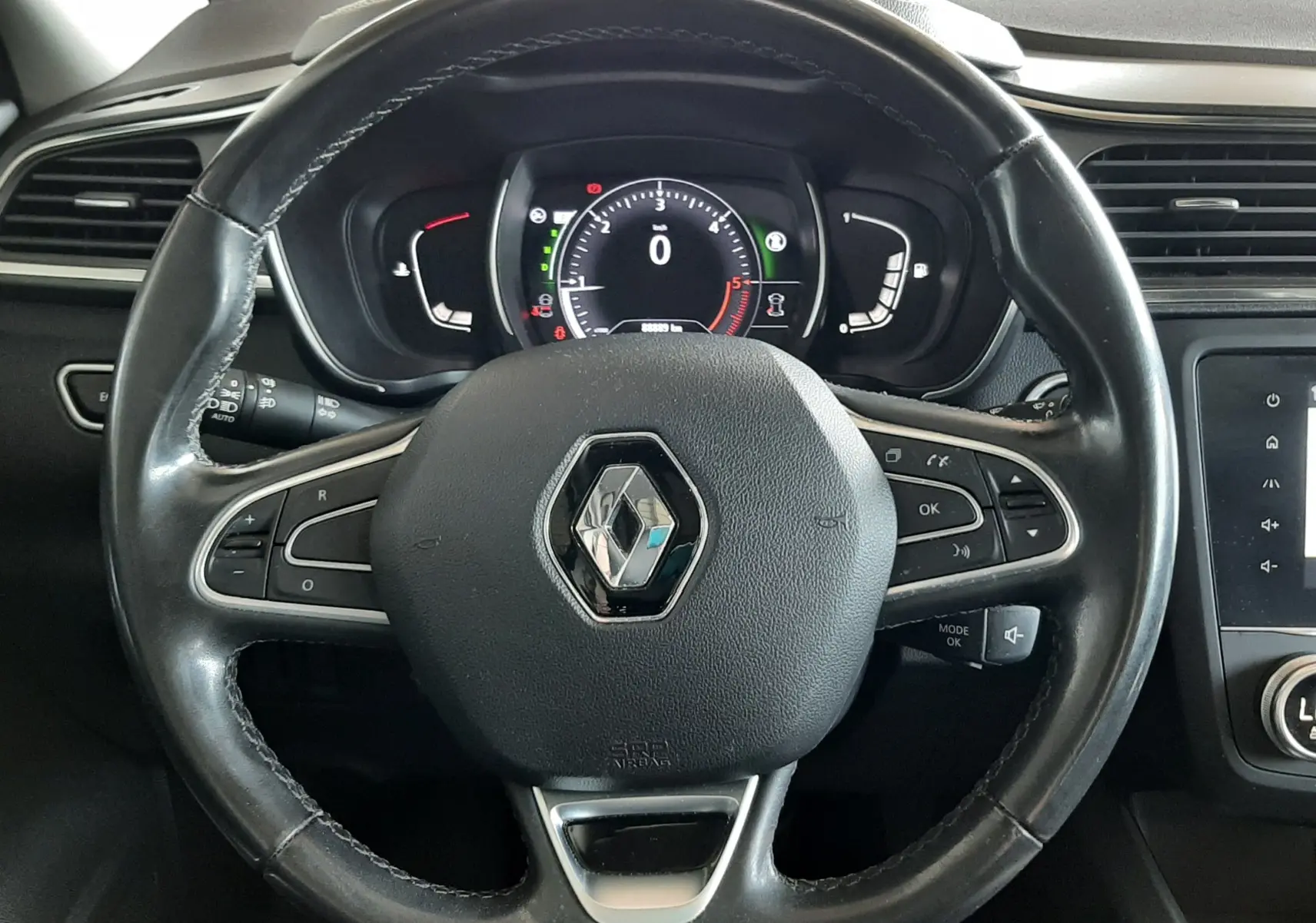 Vue intérieure centrée sur le volant noir du Renault Kadjar 2020 avec tableau de bord numérique allumé.