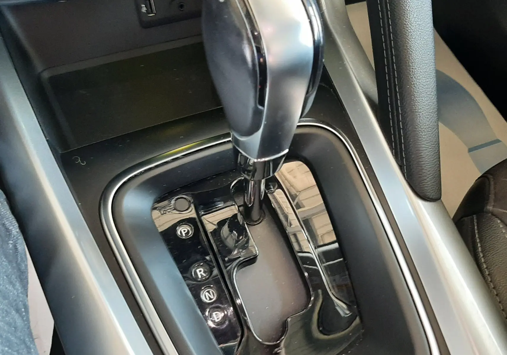 Gros plan sur la commande de boîte automatique noire et argentée dans l'habitacle du Renault Kadjar 2020.