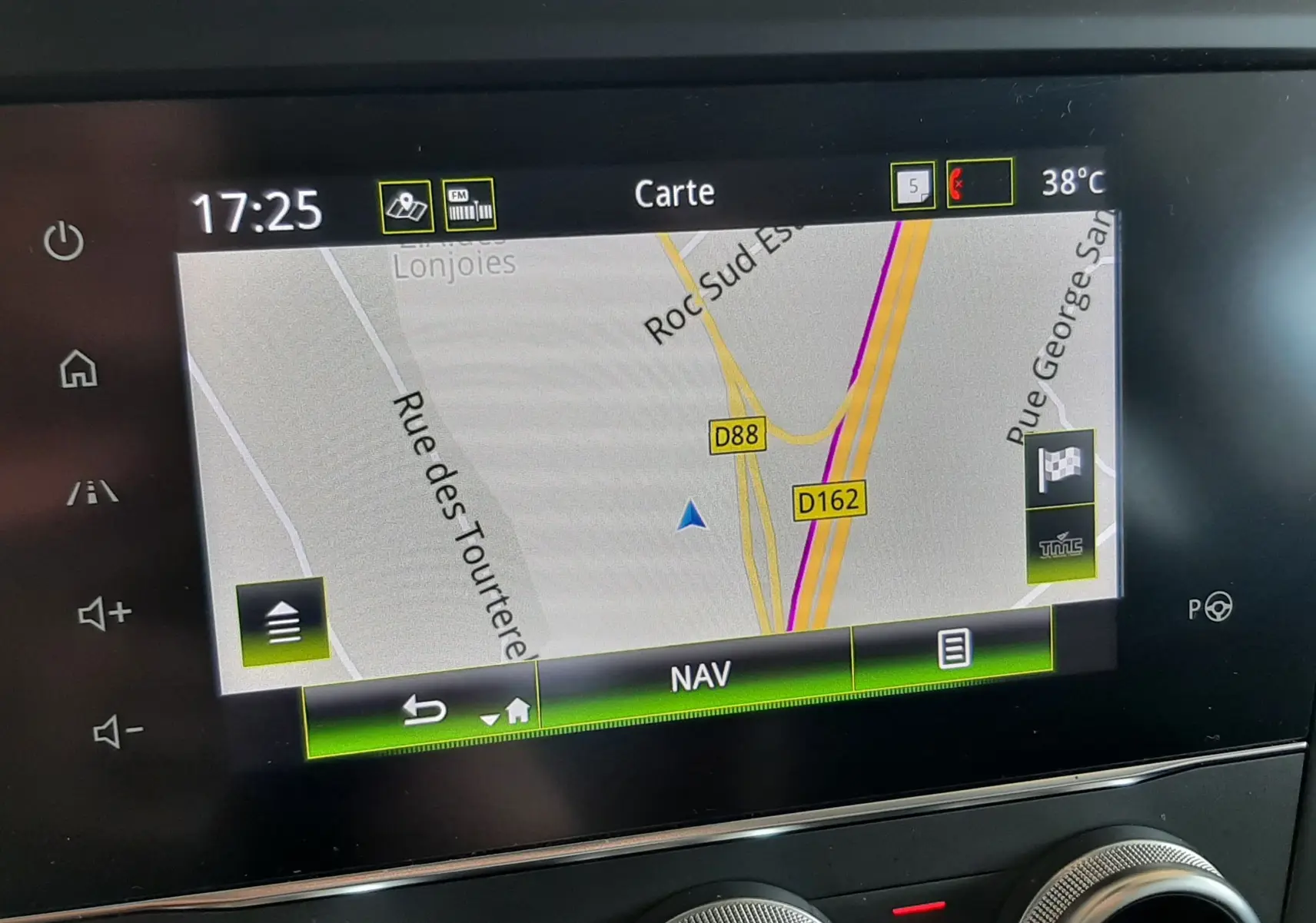 Écran de navigation du Renault Kadjar 1.5 DCI 115 Intens EDC 2020 montrant une carte routière avec commandes climatisation en dessous.