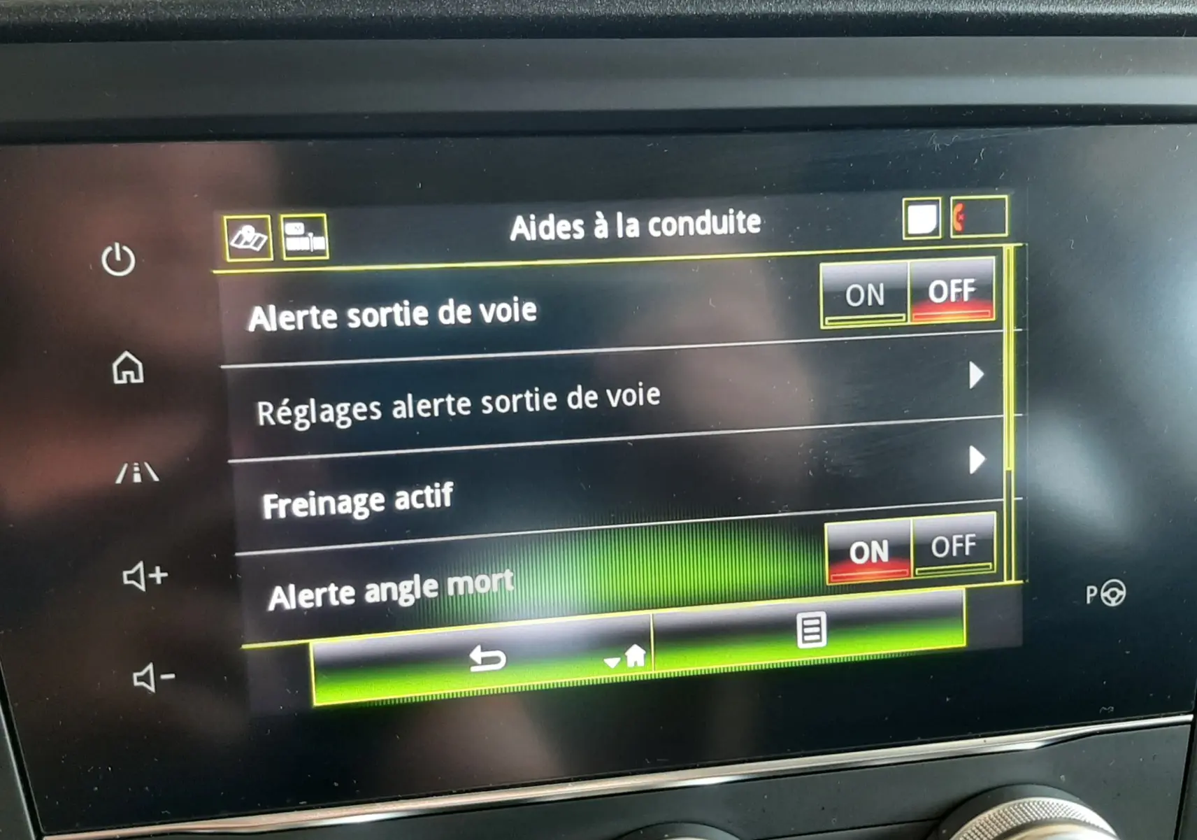 Écran tactile intérieur du Renault Kadjar 1.5 DCI 115 Intens 2020 montrant les réglages d’aides à la conduite.