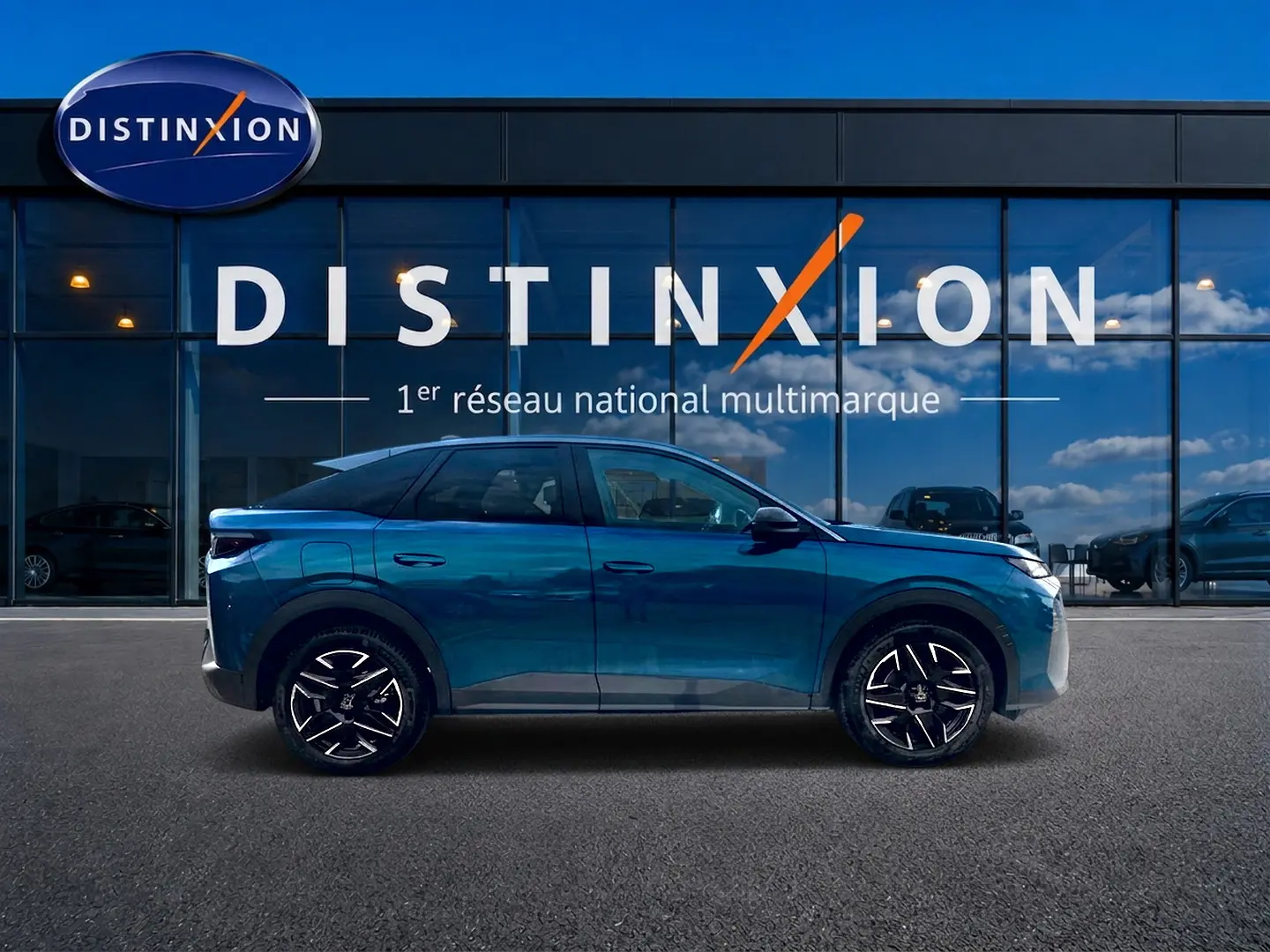 Profil droit du Peugeot 3008 1.2 hybrid 145 allure e-dcs6 bleu obsession, avec jantes alu noires et toit noir contrasté.
