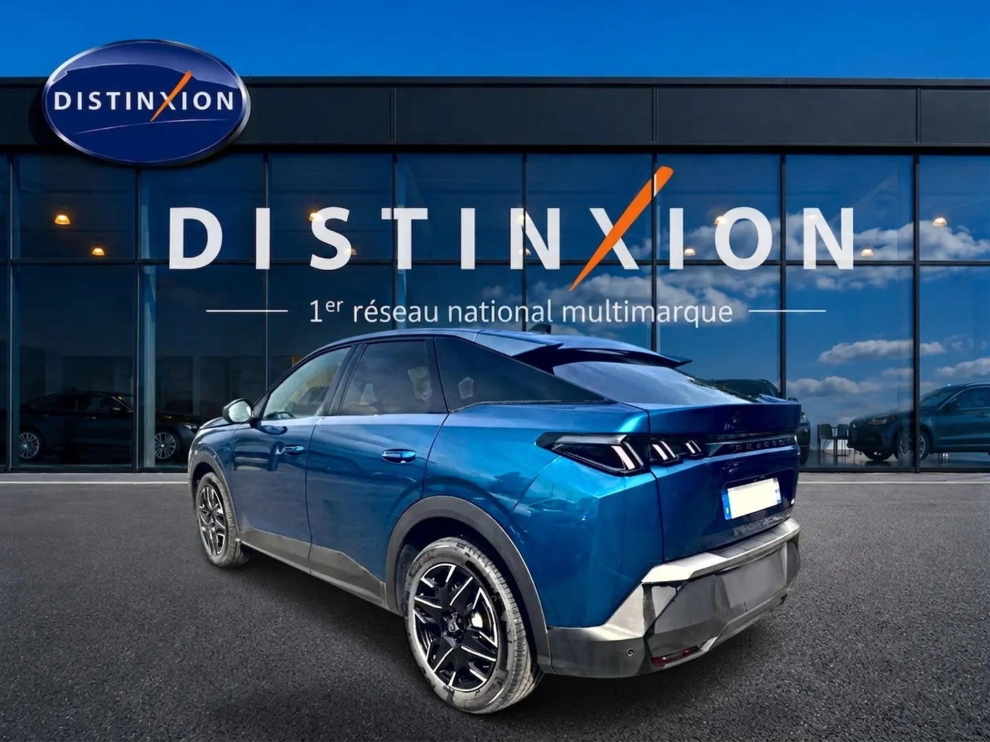 Peugeot 3008 bleu obsession en 3/4 arrière droit, avec jantes alu et feux arrière LED distinctifs.