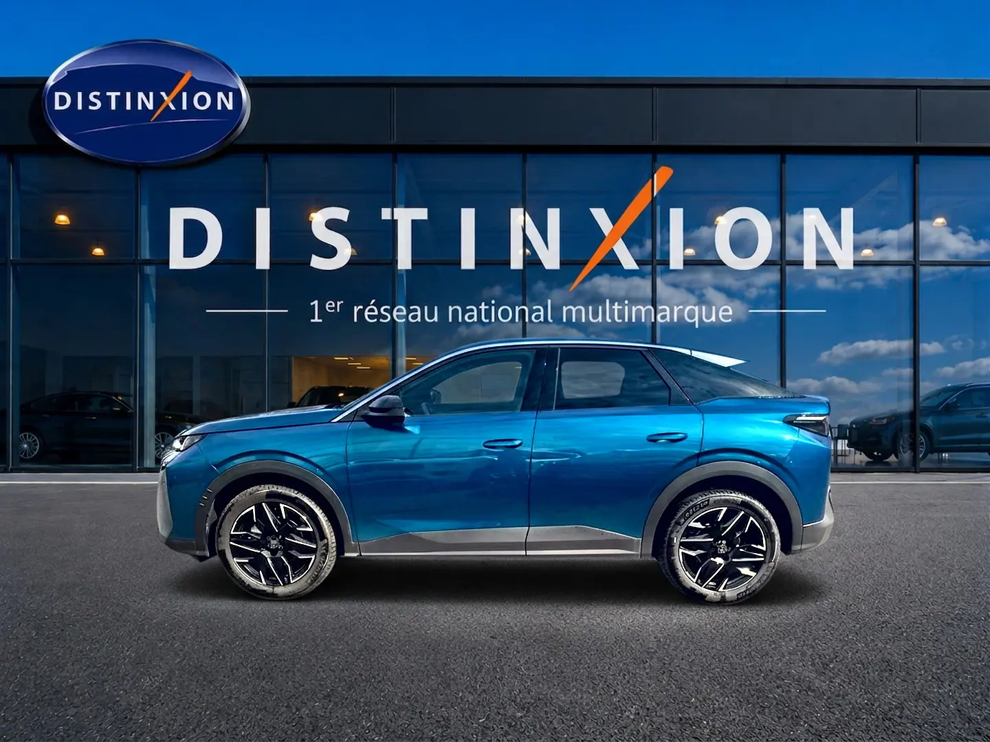 Profil côté gauche du Peugeot 3008 2025 bleu obsession, soulignant ses jantes alu et lignes modernes.