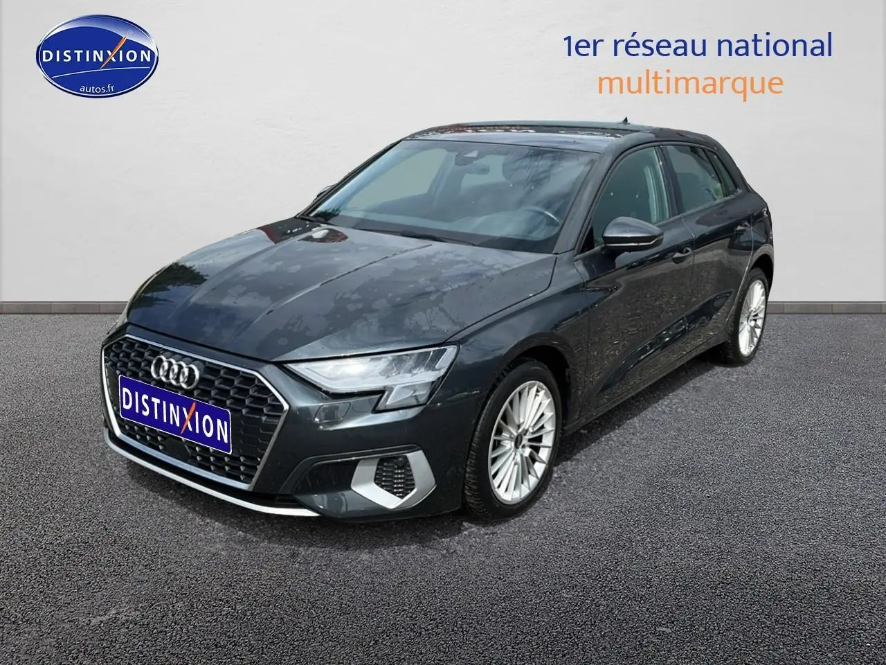 Audi A3 Sportback gris Manhattan vue 3/4 avant droit avec jantes alu et calandre hexagonale distinctive