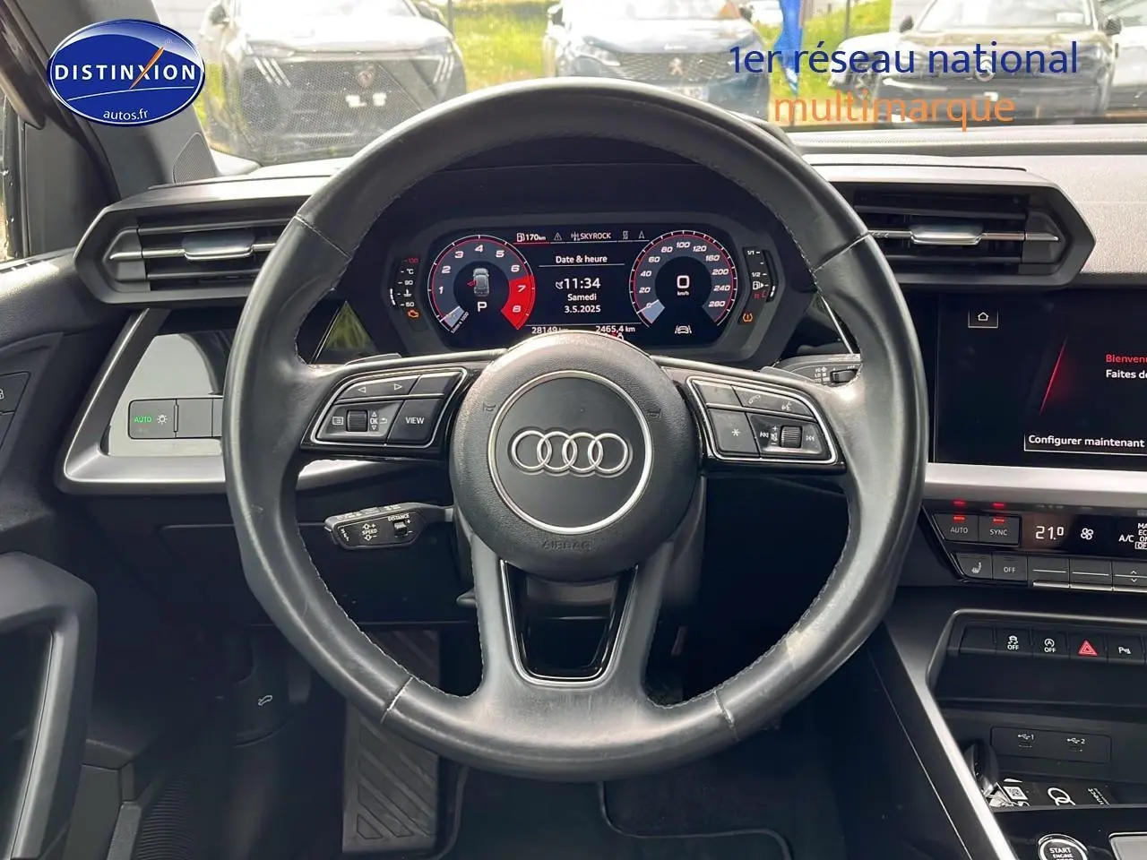 Vue centrée sur le volant cuir multifonction et l'Audi virtual cockpit de l'Audi A3 Sportback 2023.