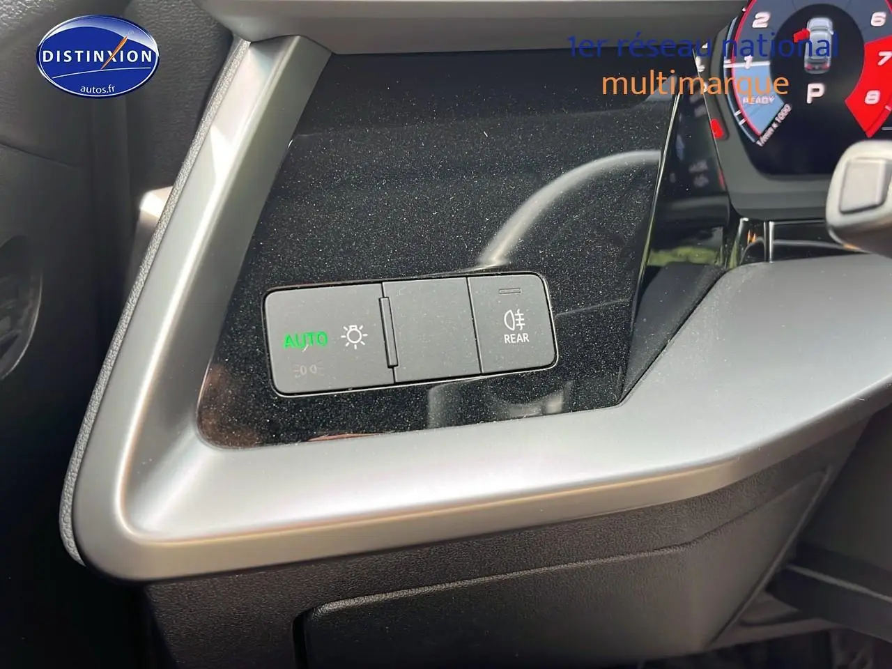 Détail du tableau de bord côté gauche de l'Audi A3 Sportback 2023 avec commandes d'éclairage automatiques activées.