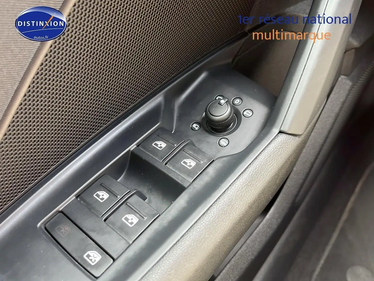 Commande des vitres et réglage des rétroviseurs côté gauche dans une Audi A3 Sportback gris Manhattan 2023