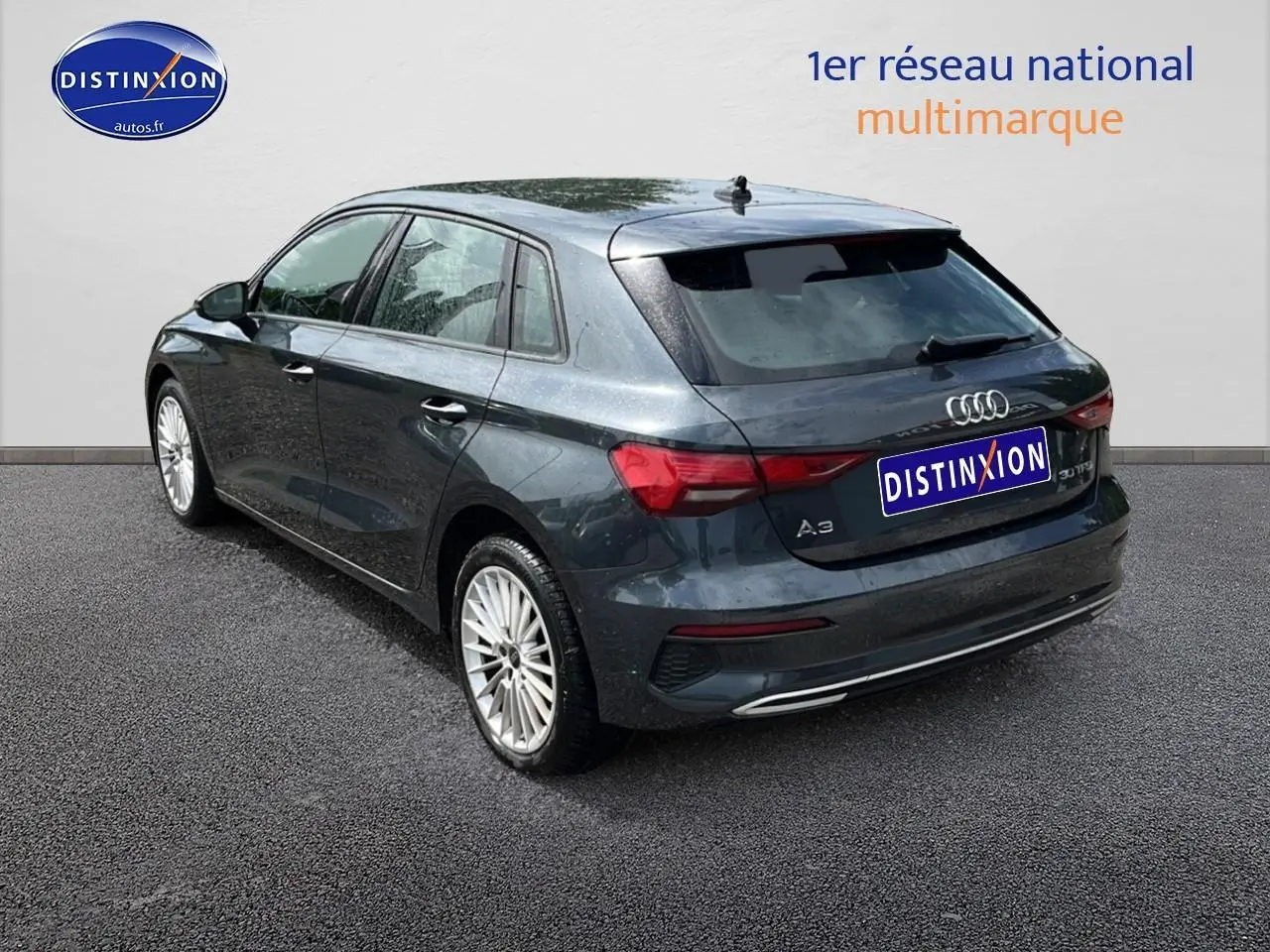 Audi A3 Sportback gris Manhattan vue 3/4 arrière droit avec jantes alu 17 pouces et feux LED arrière