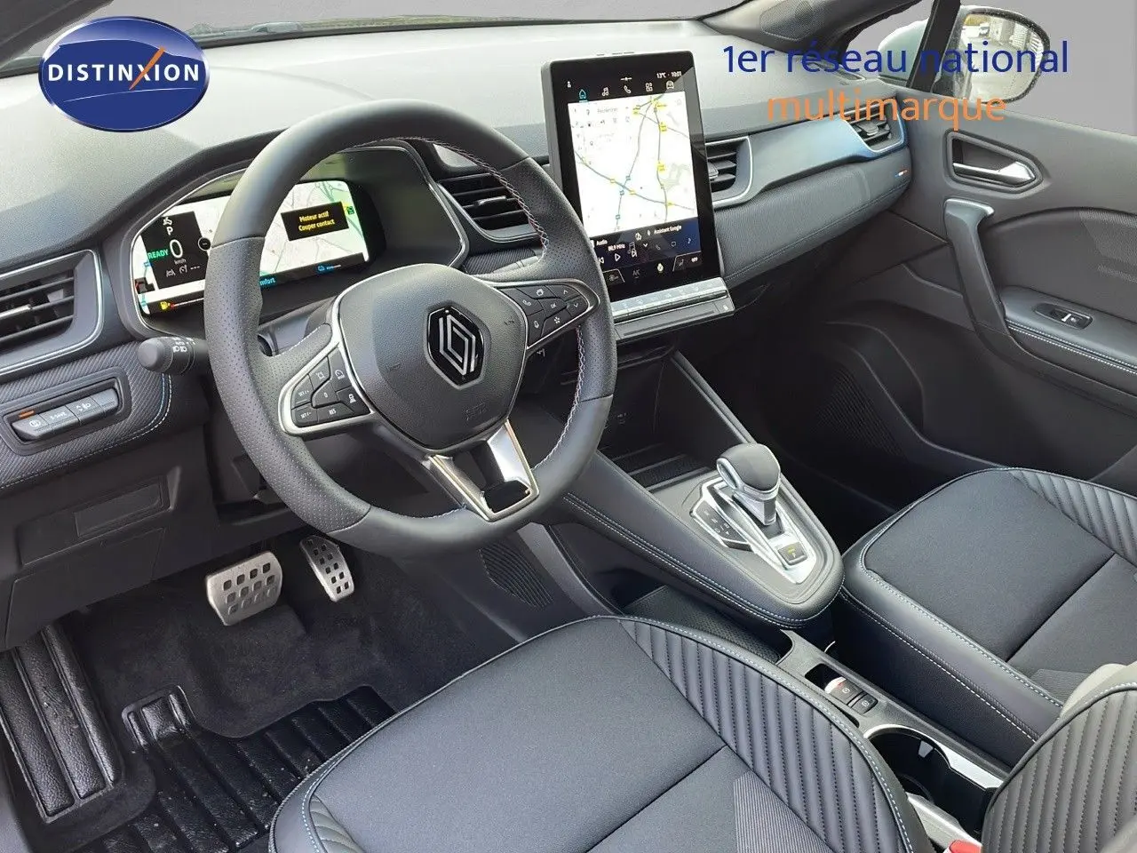 Intérieur du Renault Captur E-Tech hybride 2025, vue côté conducteur, volant cuir noir et écran tactile vertical.