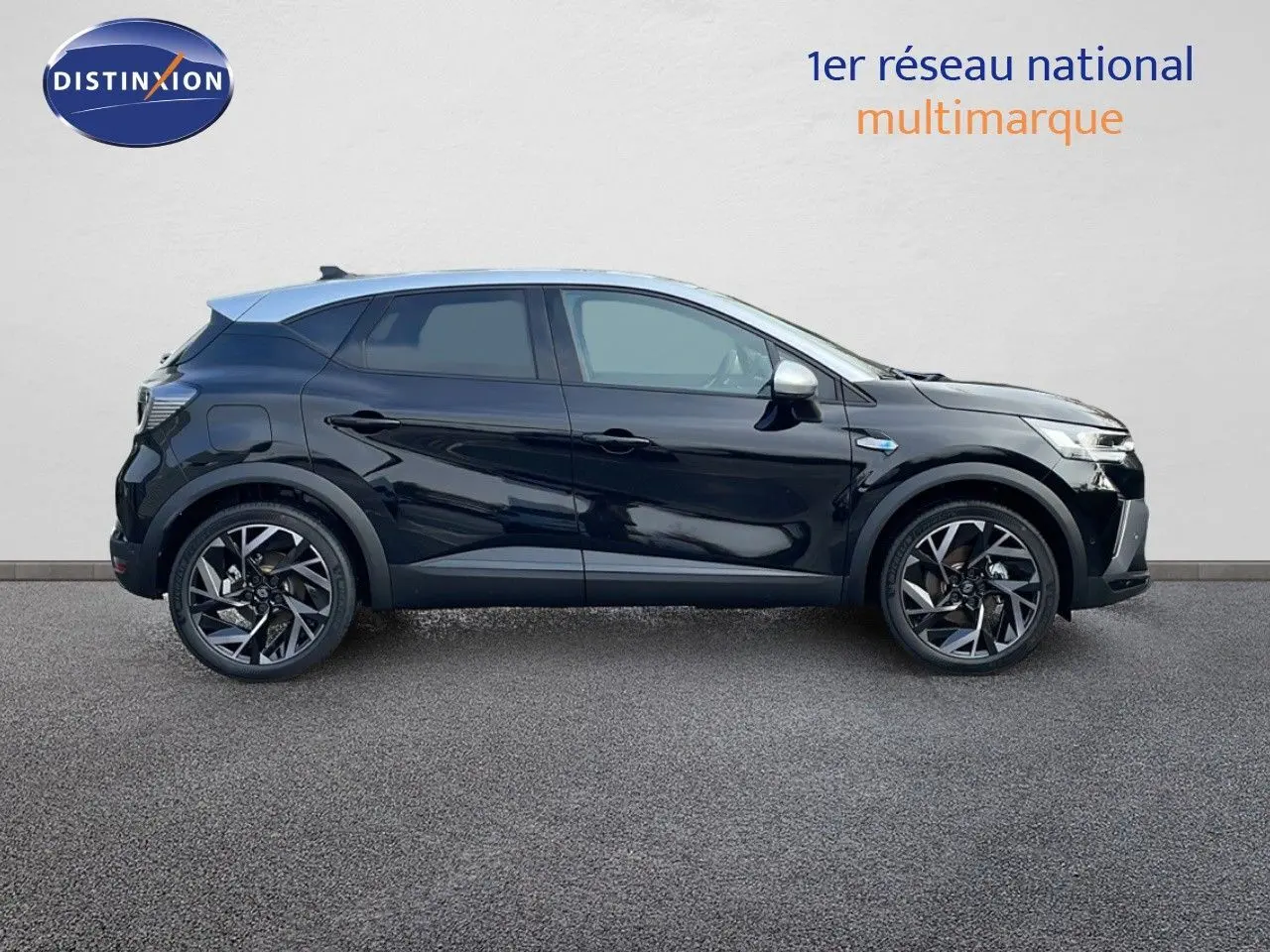 Profil côté gauche du Renault Captur E-Tech hybride noir étoile avec toit gris, jantes noires et design moderne.