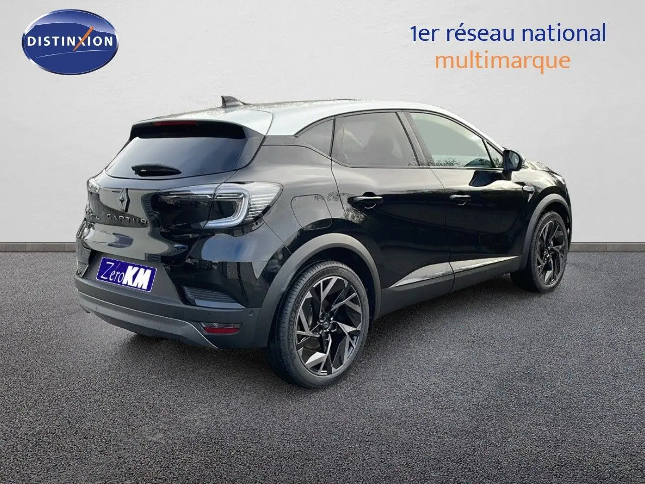 Vue 3/4 arrière droite d'un Renault Captur noir étoile métal avec toit gris, jantes noires et vitres teintées.