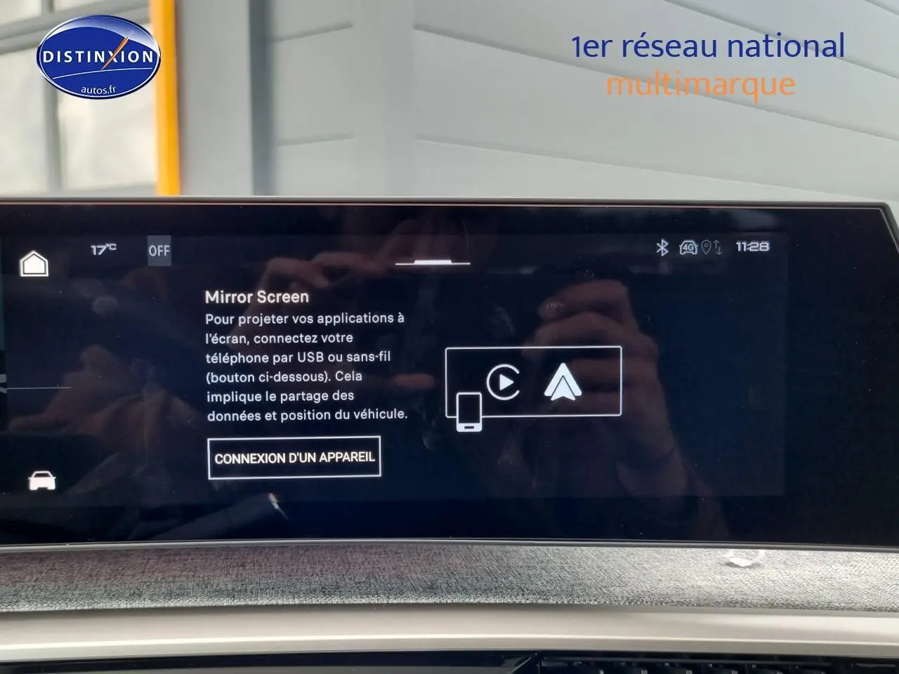 Écran tactile intérieur du Peugeot 3008 blanc 2025 affichant la fonction Mirror Screen en gros plan.