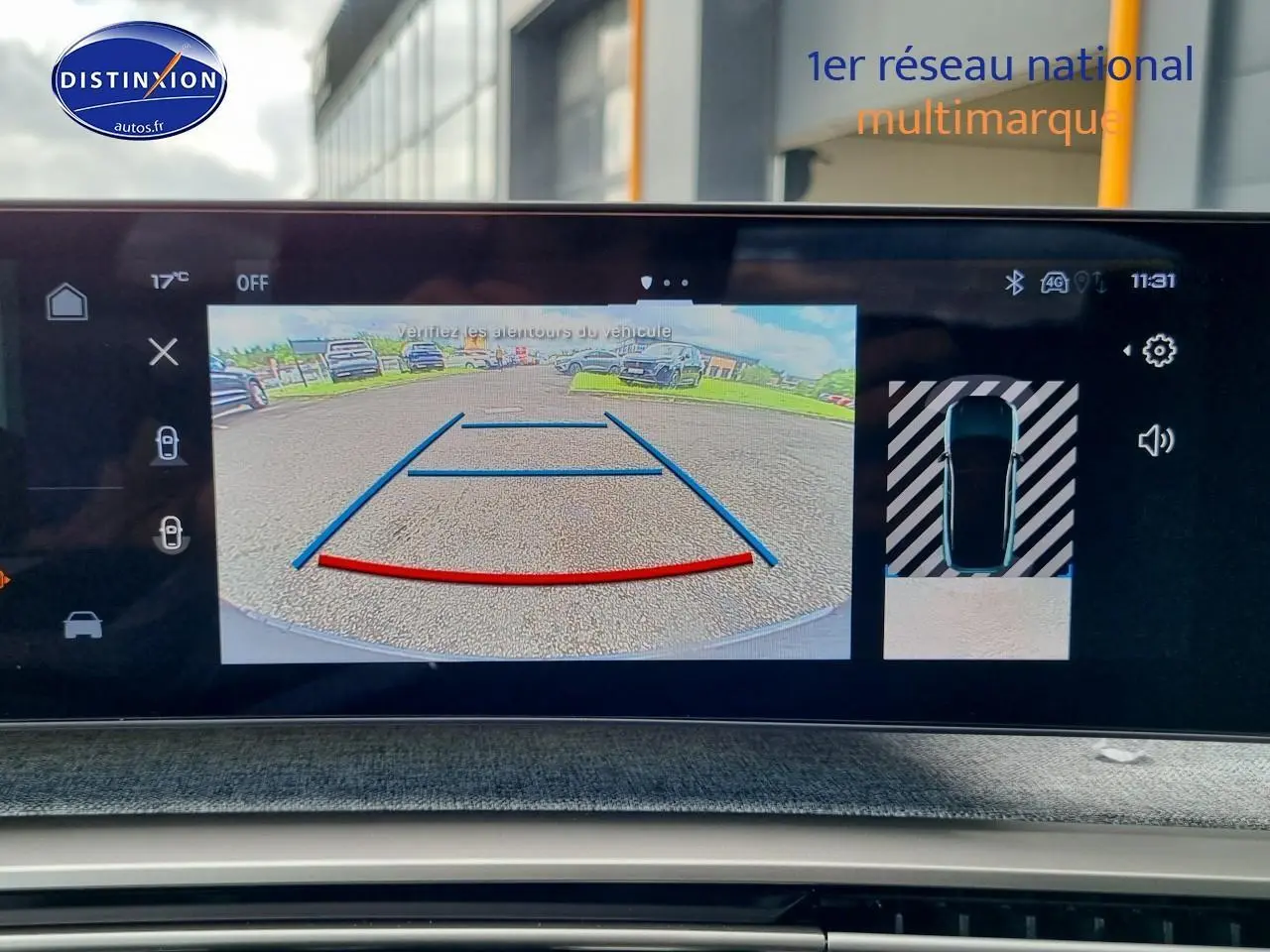 Écran tactile intérieur montrant la caméra de recul et l'aide au stationnement du Peugeot 3008 blanc, vue de face.