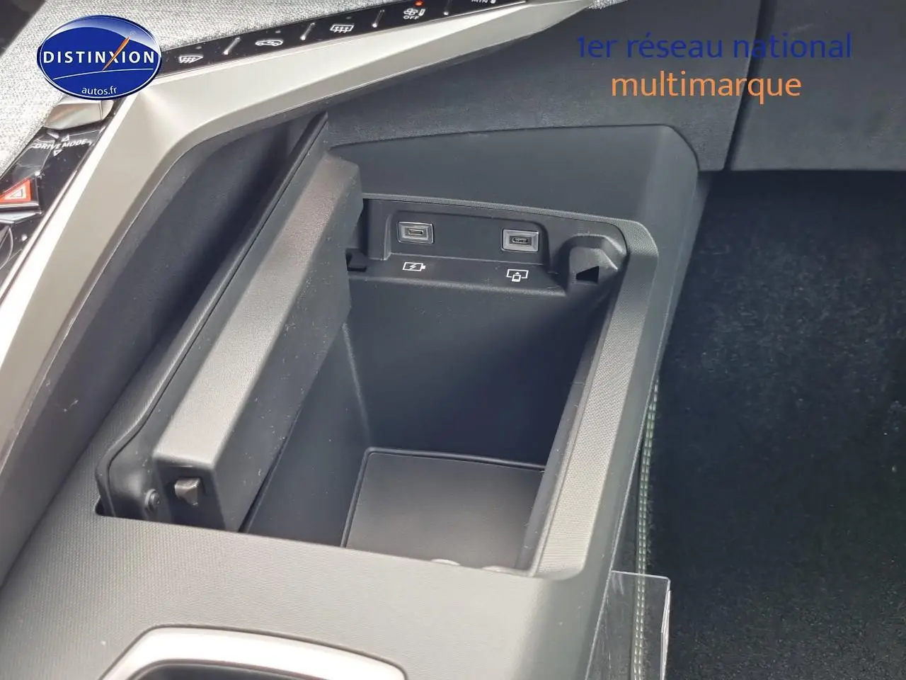 Vue rapprochée de la console centrale noire du Peugeot 3008 blanc, montrant les ports USB intégrés.