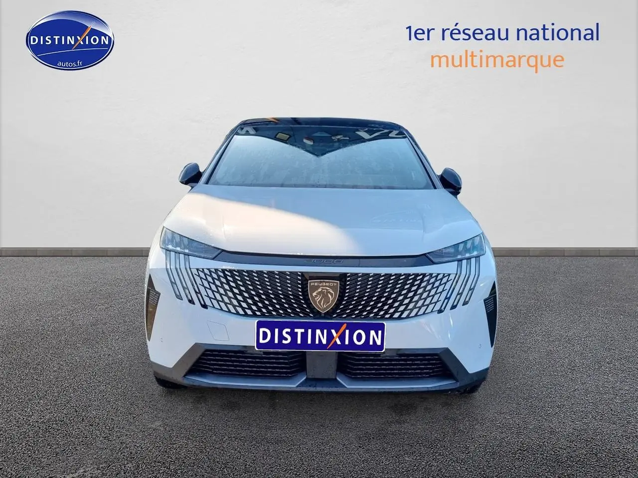 Vue avant d'un Peugeot 3008 blanc 2025 avec calandre distinctive et phares LED fins.