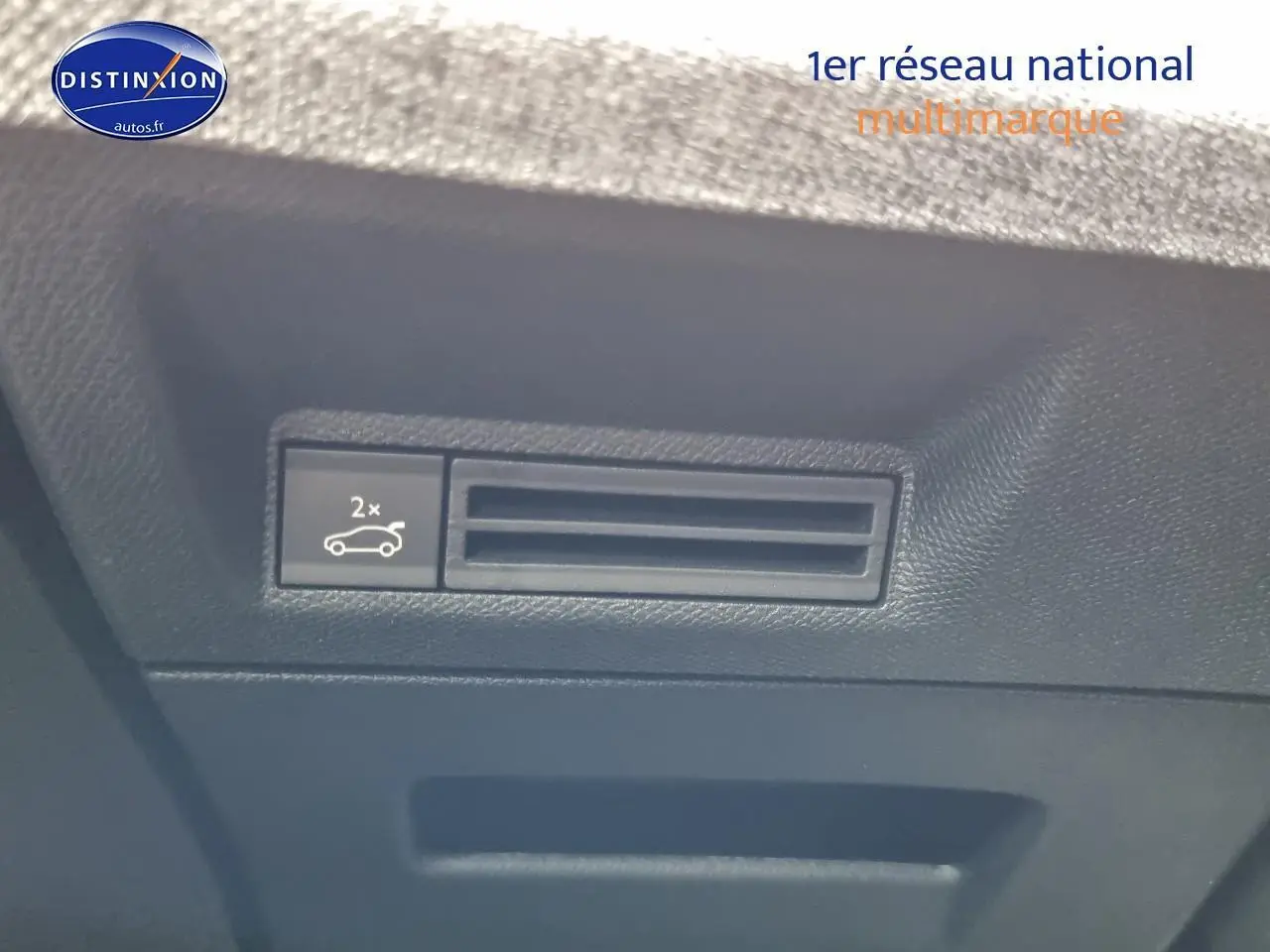 Détail du bouton d'ouverture du coffre mains-libres sur Peugeot 3008 blanc, vue rapprochée intérieure.