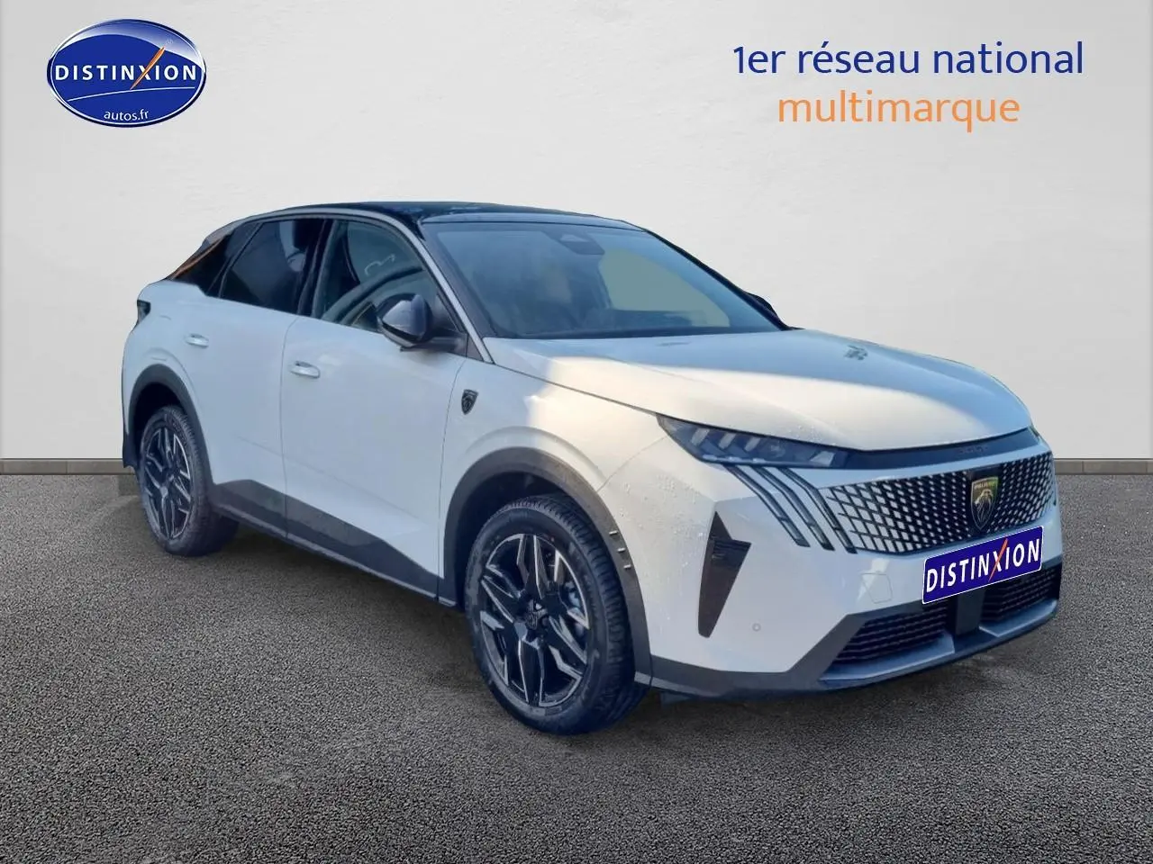 Peugeot 3008 blanc en 3/4 avant droit avec calandre distinctive et jantes alliage noires.