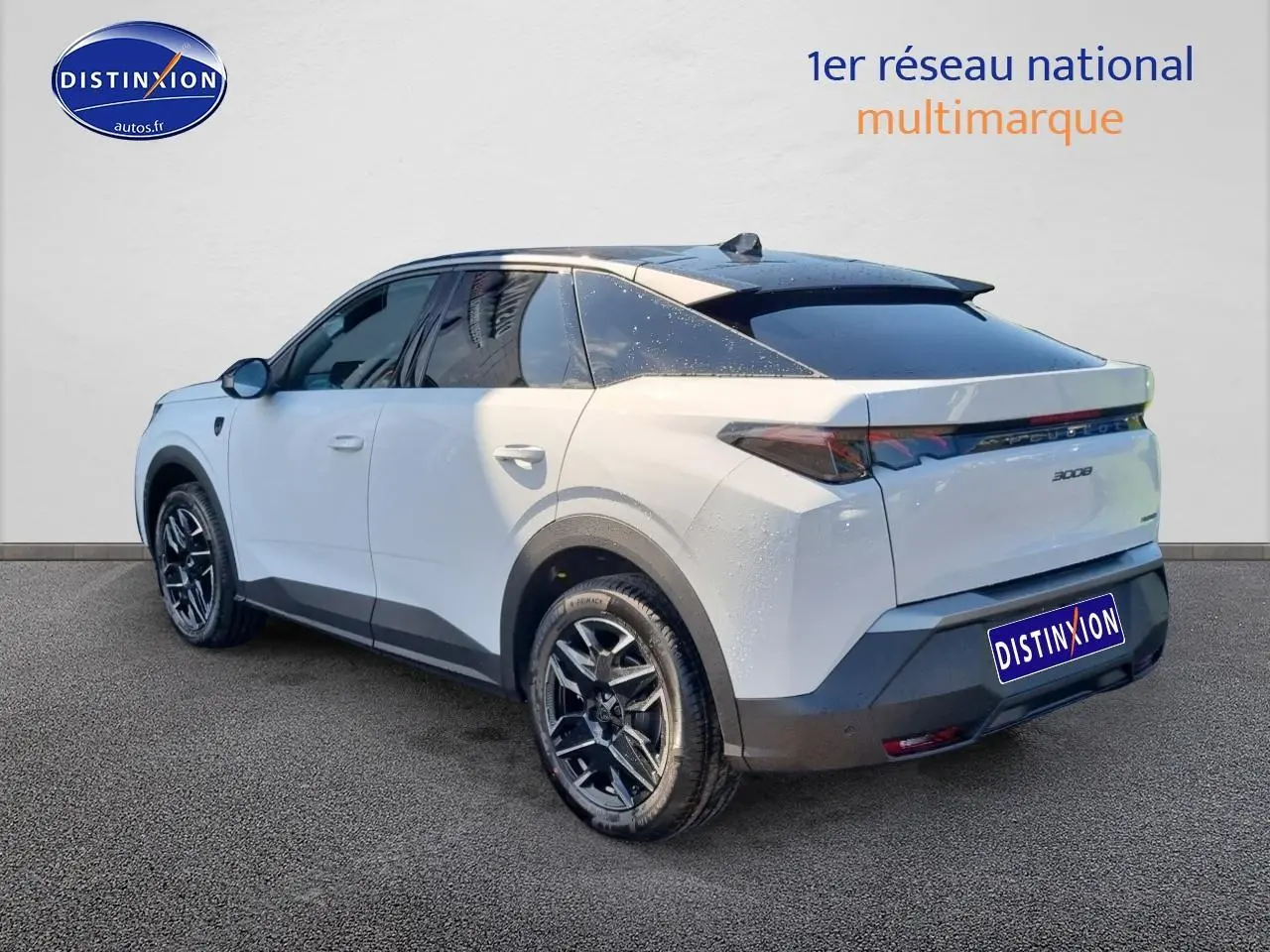 Vue 3/4 arrière droite d’un Peugeot 3008 blanc avec jantes noires et toit noir contrasté.