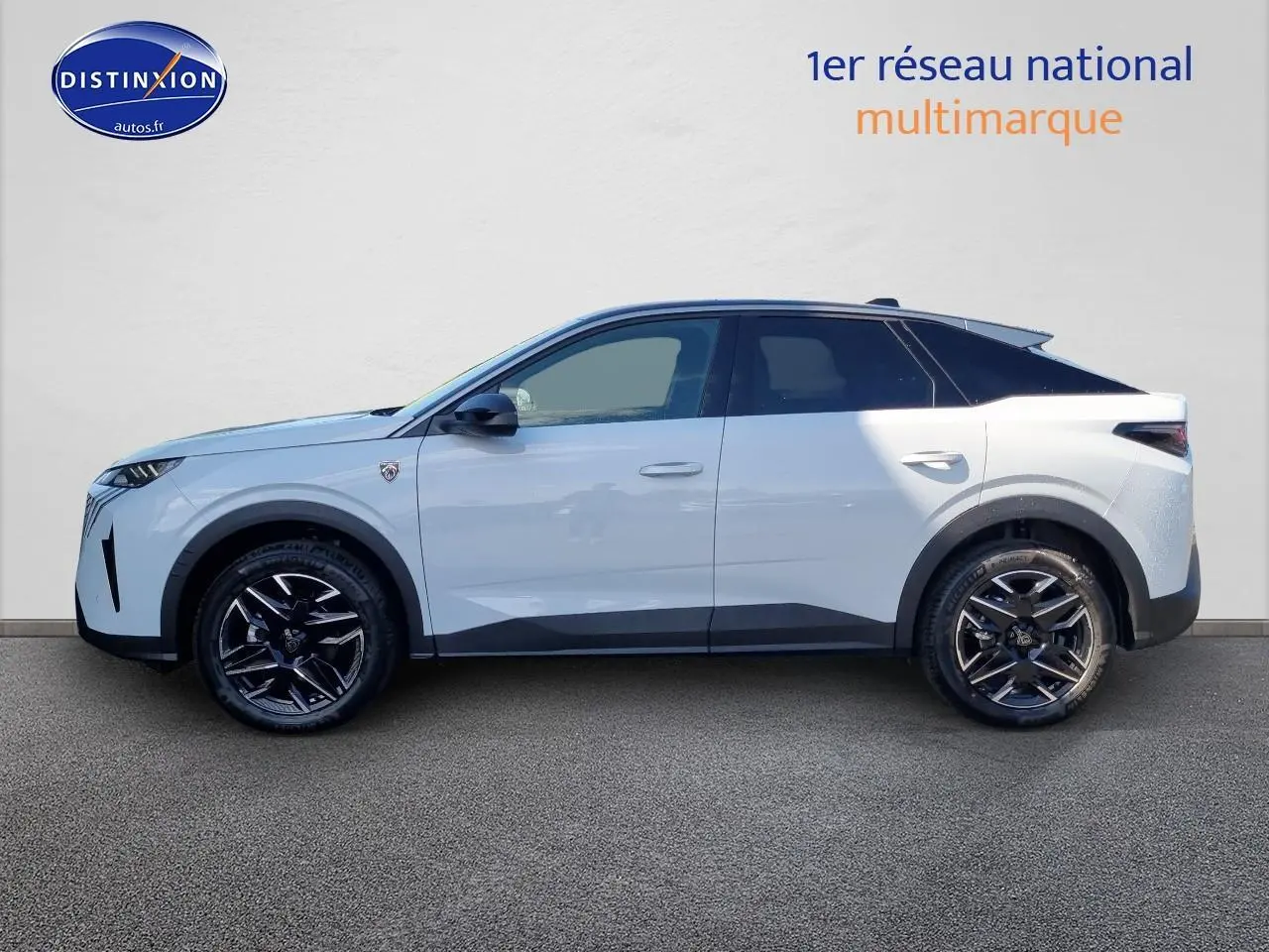 Vue de profil côté gauche d'un Peugeot 3008 blanc 2025 avec toit noir et jantes alliage noires.