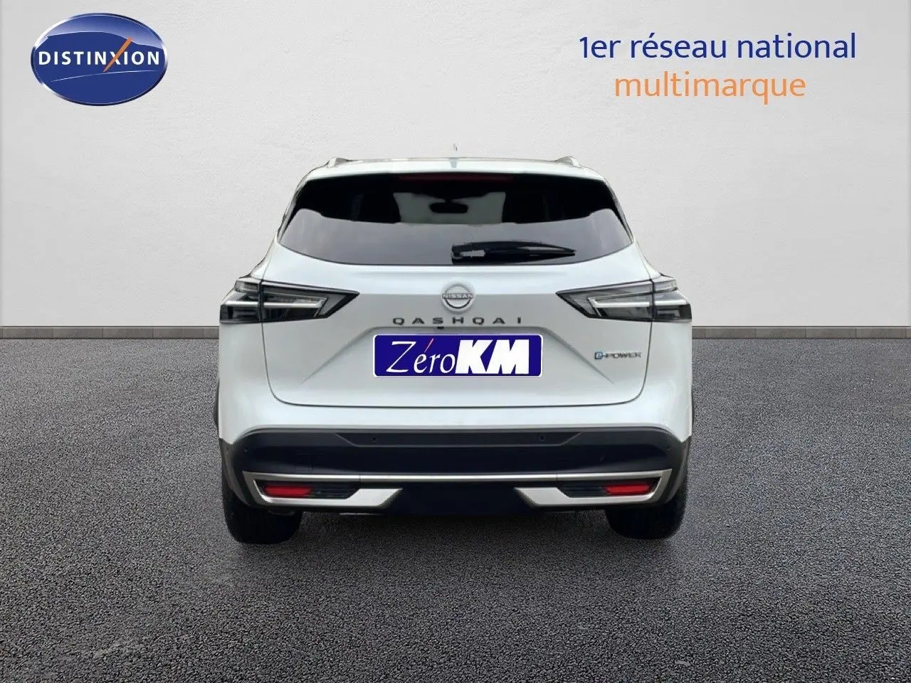 Vue arrière d'un Nissan Qashqai blanc nacré métal 2025 avec feux LED et logo E-POWER visible.