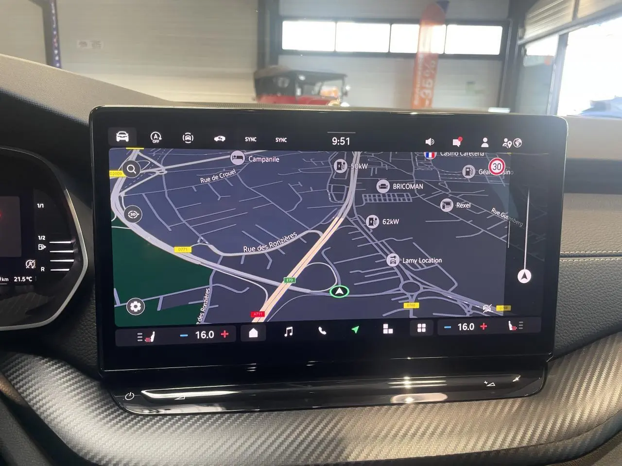 Écran tactile central du tableau de bord de la Skoda Octavia 2025, affichant la navigation GPS en intérieur.