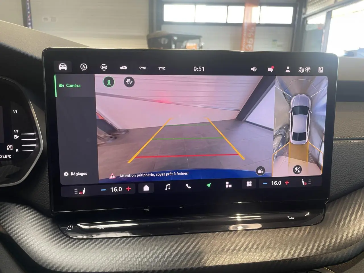 Écran central affichant la caméra de recul et vue à 360° dans une Skoda Octavia Sportline bleu foncé, intérieur carbone.