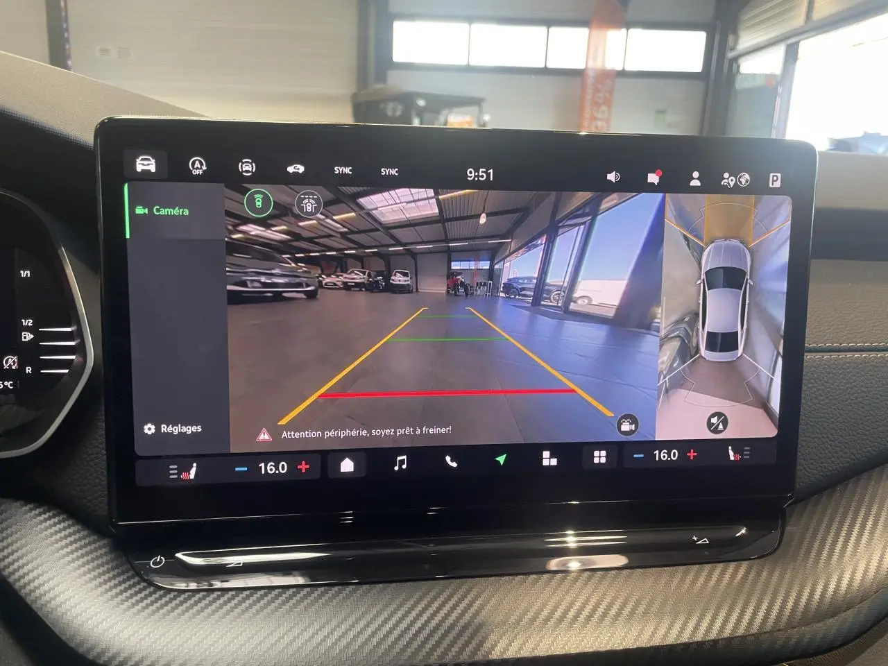 Écran central tactile de la Skoda Octavia 2025 affichant la caméra de recul et vue 360° intérieure.