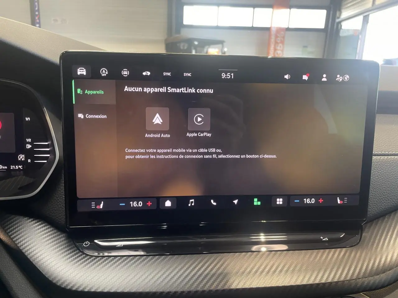 Écran tactile central du tableau de bord d'une Skoda Octavia 2025, finition Sportline avec habillage carbone.
