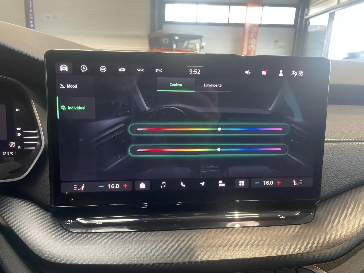 Écran tactile central de la Skoda Octavia 2025 avec interface de réglage de l’éclairage d’ambiance, intérieur noir.