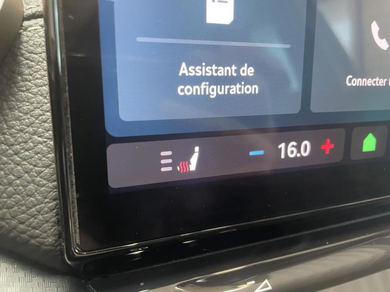Détail de l'écran tactile central de la Skoda Octavia 2025 avec affichage de la température à 16°C et siège chauffant activé.