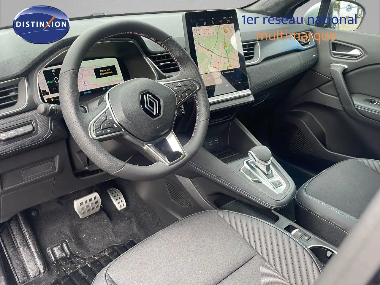 Intérieur du Renault Captur E-Tech hybride 2025 vu côté conducteur, avec volant multifonction et écran tactile central.